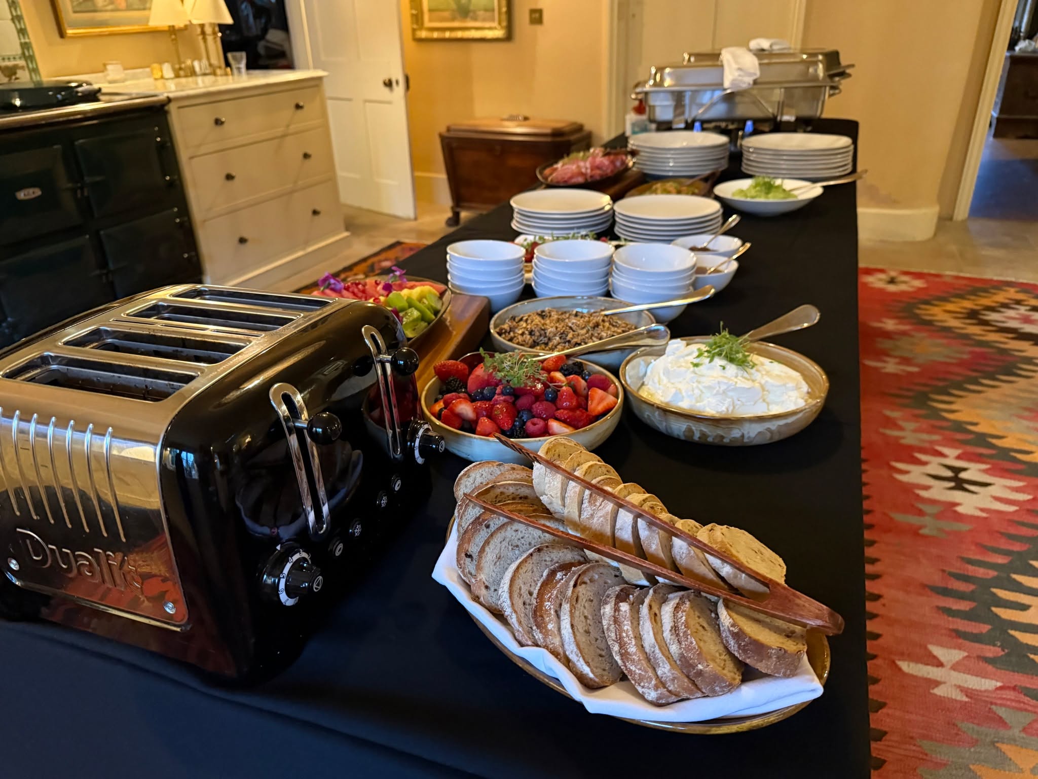 We do love a breakfast buffet and the smiles from guests when they come down to find the table laid, coffee brewed and a selection of meats, smoked salmon, fruits, avocado as well as the full English keeping warm in chaffing trays. Freshly squeezed juices on hand along with our home made smoothies!
#privatechef #buffet #bowlfood #finedining #bespoke #passion #oxfordshire #caterer #wedding #local #reading #luxury #seasonalproduce #henley