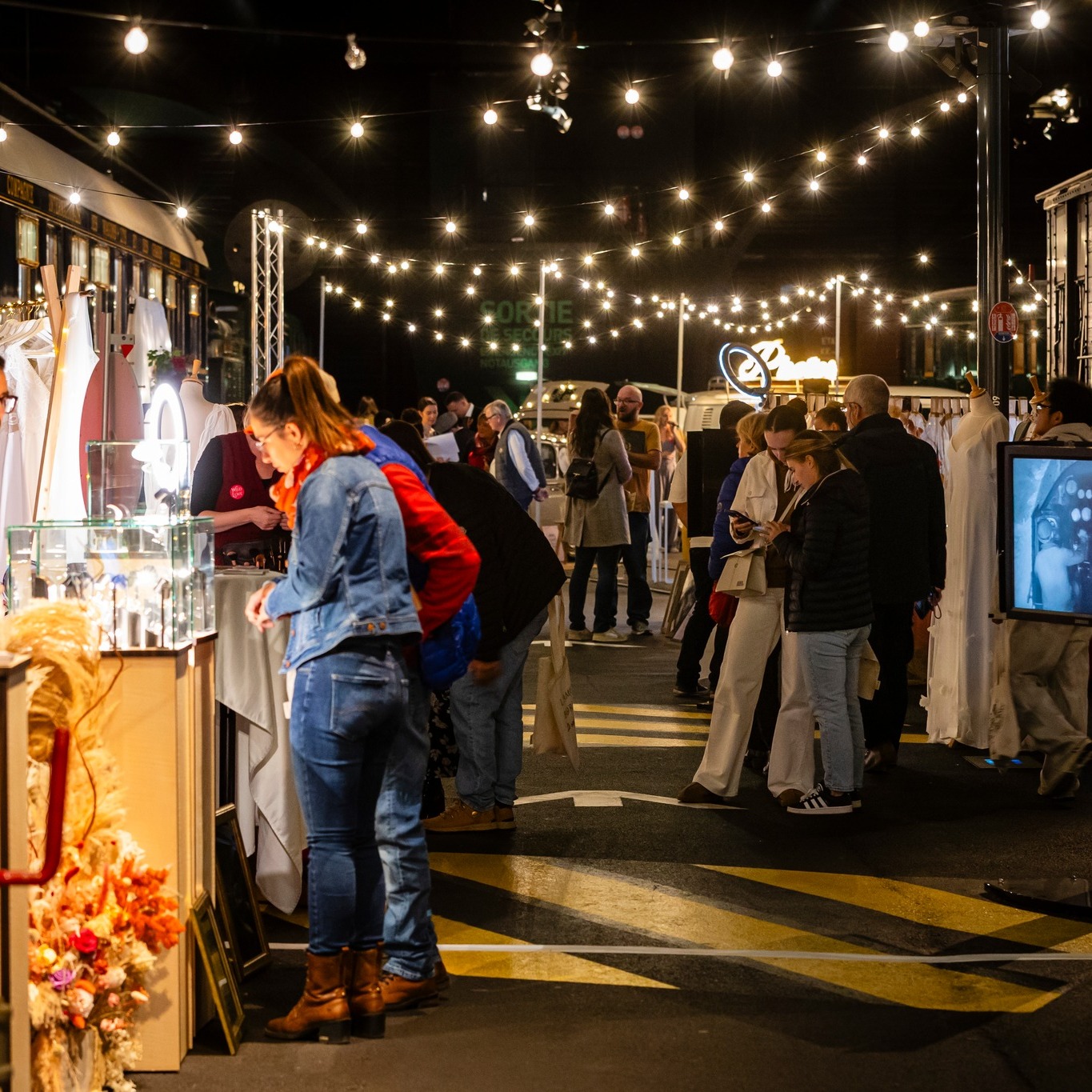 Grâce aux images signées @nicolas_m_photographe, on replonge un mois et demi après, dans cette première édition mulhousienne qui nous a marquées : authentique, créative, vibrante !
À nos exposants fidèles : merci d’avoir une nouvelle fois insufflé votre talent.
Aux nouveaux : bravo d’avoir rejoint l’aventure et apporté votre singularité.
Mais l’histoire continue, les inscriptions pour l’édition 2026 ouvriront bientôt… et cette année marquera les 10 ans du Wild in Love. ✨
Prêts à écrire la suite avec nous ?
#salonmariage #mariage2027 #festivaldumariage #grandsalondumariage #mariage2026