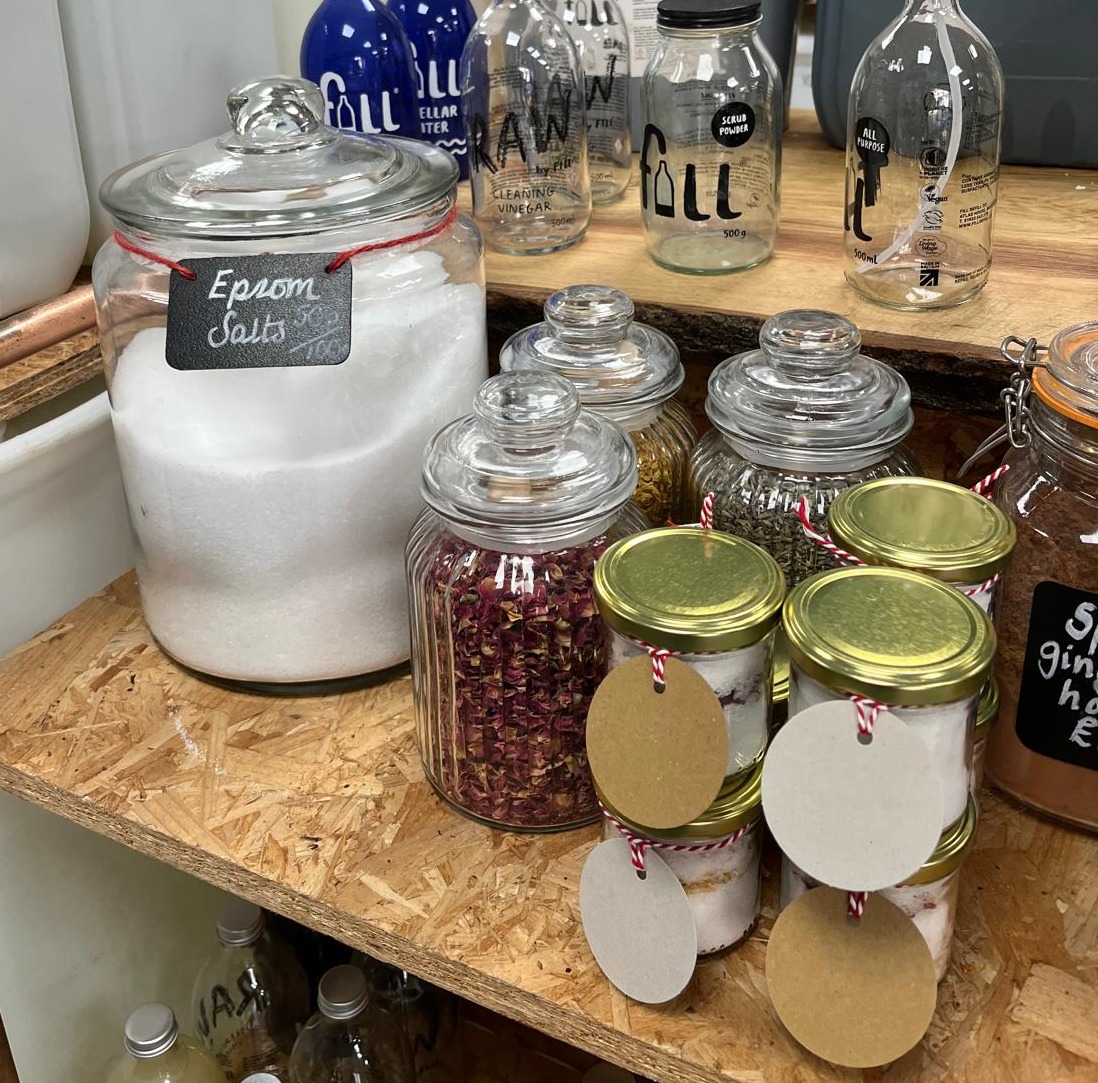 🛀 Make your own botanical bath salts!
Bring your own container and we’ll weigh out the salt and botanicals for you, or buy a ready made gift jar.
We have a choice of dried Lavender, Rose and Calendula to scent your bath salt with.
It’s the perfect gift for teachers, neighbours, best friends, other halves, in laws…anyone really 😊
Pop into Refill from 9am - 4pm Tues - Sat /8pm Thurs to get yours.