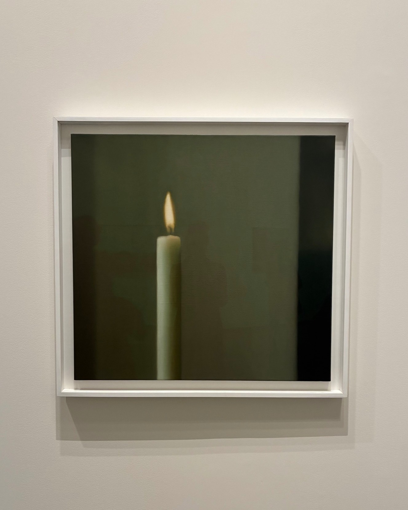 Since October 17, 2025, the Louis Vuitton Foundation has been hosting an exceptional retrospective of Gerhard Richter’s art, the largest ever presented. Bringing together 271 pieces created between 1962 and 2024, the exhibition traces more than sixty years of creation by one of the major artists of German contemporary art. It also highlights the diversity of techniques and media explored by Richter: oil paintings, drawings, watercolors, painted photographs, and steel and glass sculptures.
Organized chronologically, the presentation follows Richter's evolution decade by decade. It opens with ‘Tisch’ (1962), a work that the artist considers to be the “official” beginning of his career. This painting, depicting a simple table partially obscured by a gray veil, already symbolizes his reflection on memory, image, and the disappearance of the subject, which he would also explore at this time with family portraits. His period of paintings based on photographs, recognizable by their characteristic blurred landscapes, illustrate Richter’s reflection on the representation of reality, memory, and the historical guilt of postwar Germany.
In the mid-1960s, Richter challenged the conventions of painting with his first Color Charts. This approach gradually gave way to an even more radical abstraction, marked by the famous Gray Paintings and the Abstraktes Bild, in which the pictorial material became a field for experimentation with gesture and chance. However, Richter often returns to figurative art, with depictions of his daughter and wife, or his memento mori works of candles and skulls.
The retrospective closes with the Birkenau series (2014), inspired by photographs taken clandestinely in Nazi camps. By covering these images with abstract paint, Richter questions the very possibility of representing the unrepresentable. In 2017, Richter decided to give up painting altogether. Since then, he has devoted himself to drawing.
Throughout his career, Richter has continually pushed the boundaries of painting by questioning figuration and abstraction, chance and control, and individual memory and collective history.
@fondationlv #gerhardrichter #abstraktesbild