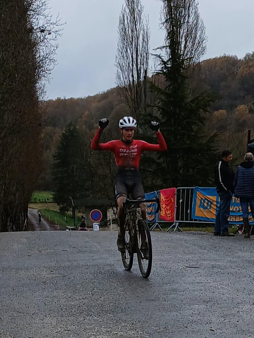 🚀 Victoire en U17 à Montcuq ce week-end !
Maël Boussioux s’offre une superbe victoire en solitaire sur le cyclo-cross de Montcuq en Quercy Blanc (46) 💛
Ses mots résument parfaitement sa course :
« Victoire à Montcuq en solitaire ! En tête toute la course. Malgré quelques erreurs techniques, un ensemble assez satisfaisant ! »
Une performance pleine de maîtrise, d’engagement et de maturité. Maël a pris les commandes dès le départ et n’a plus jamais lâché.
Une victoire qui confirme le travail, l’exigence et les progrès semaine après semaine.
Bravo @mael.boussioux , tu fais rayonner nos couleurs
Dream Bigger Together
#GersCyclingDevo #U17 #Cyclocross #Performance #teamgcd
Véranda et Verrière de France @crealudiffusion @eleclercauch @sosparebrisepluslislejourdain @21street_gaming
@jomasport @groupamaoc @lacdelagimone.fr @reflectin.fr @lasallesaintchristophe STSI @chateausaintmartory GUIA @kcocafe @nvdp_bikefitting @tbrsportperformance MC3M final video