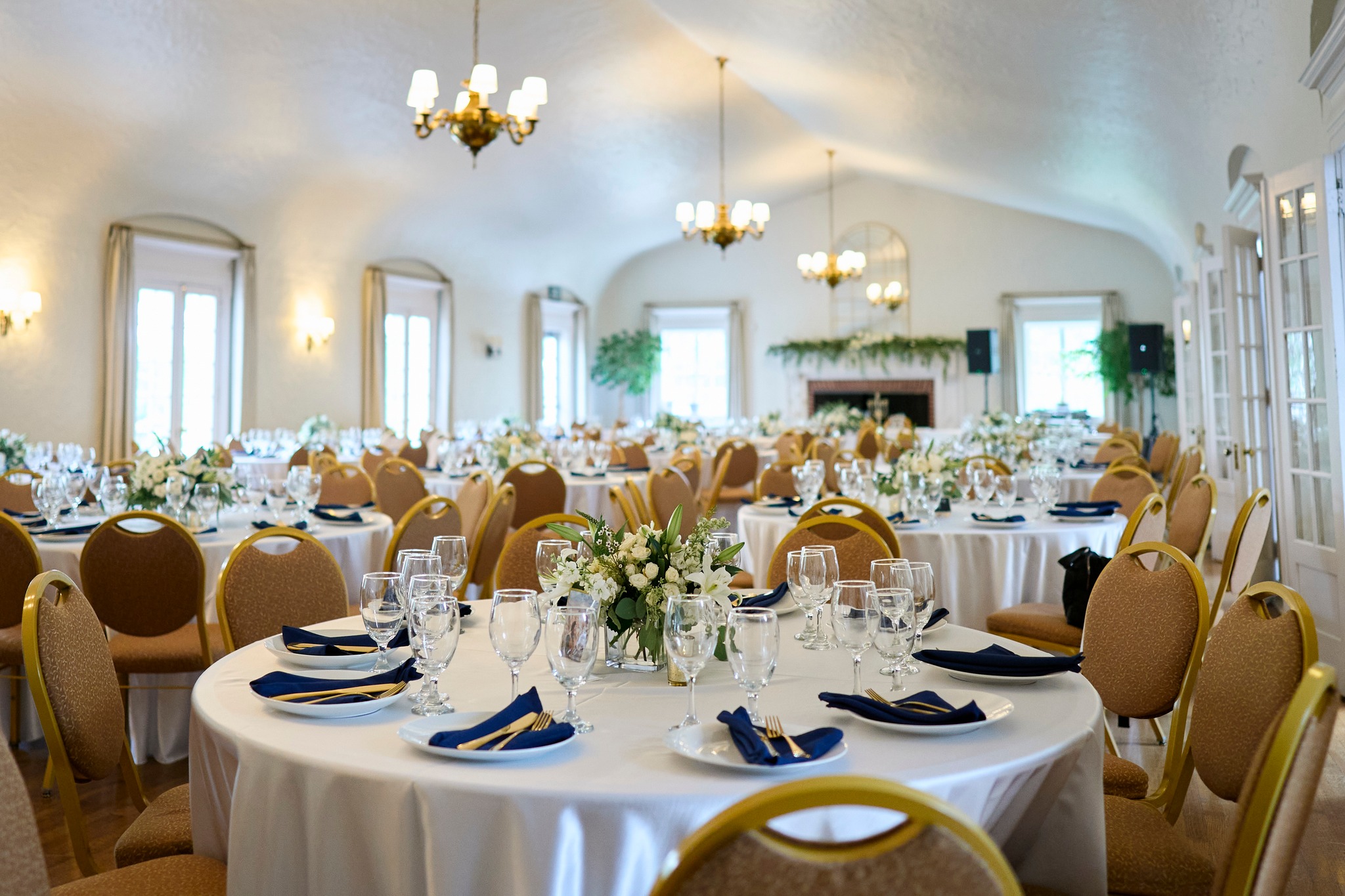 A full table setup in our Main Hall ✨ This planning team took a September wedding to the next level of perfection.
Peak-season dates are going fast, reach out through the link in our bio to secure your date!
Planner: @msjamiisjungle
Photographer: @scarletoakstudio
Bar: @cheers_and_swizzles
Physical Bar Rental: @lemondropeventrentals
DJ: DJ V
Catering: @bellabella_cuisine
Cake: @granitebakery
#utahwedding #utahbride #slcwedding #slcweddingvenue #utahweddingvenue