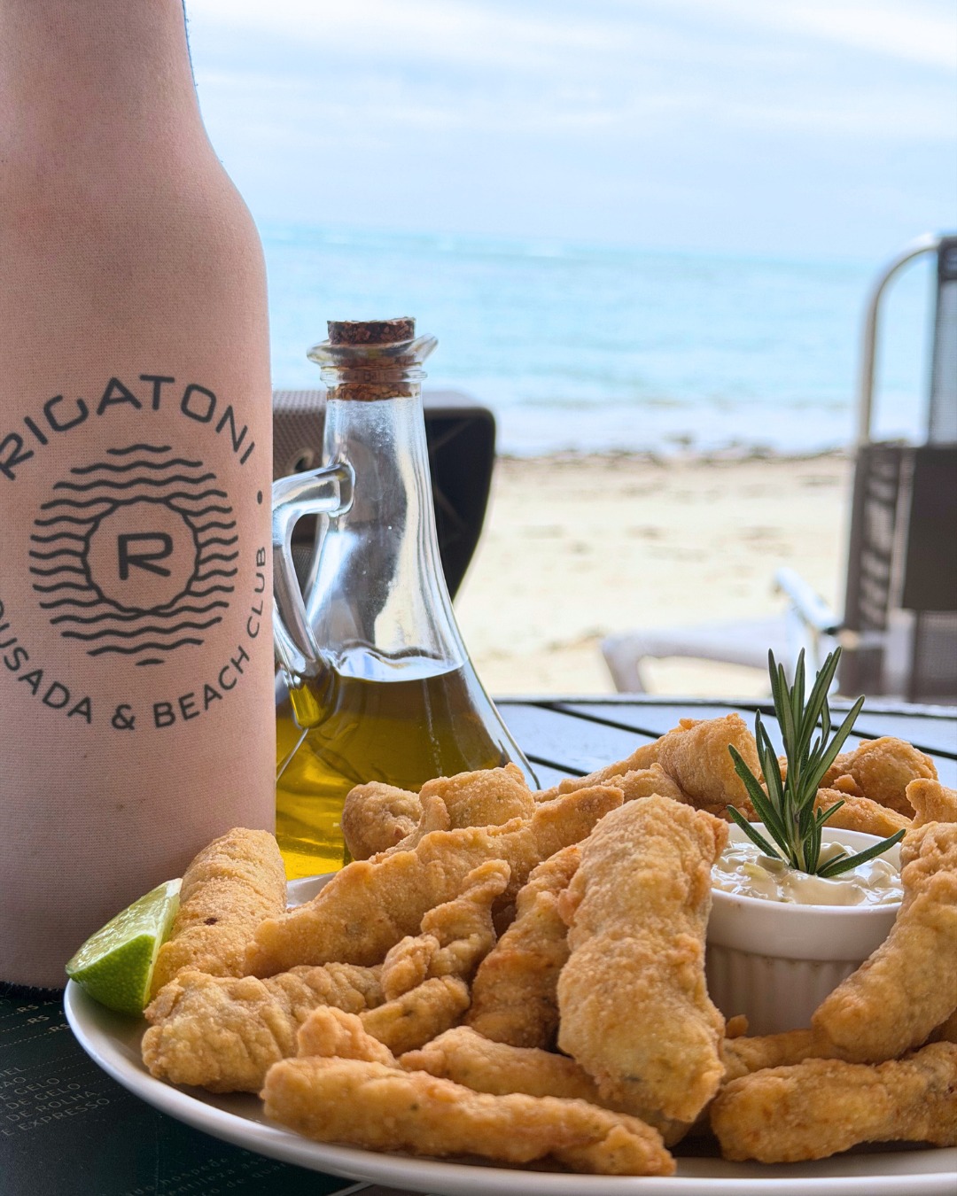 O cardápio da Rigatoni transforma qualquer momento na praia em uma experiência gastronômica simples, deliciosa e com a autenticidade baiana.
- Beach Club e Restaurante aberto ao público das 10h às 20h.
.
.
#clubdepraia #rigatoni #beachclub #destinosbrasileiros #reveillon2026 #viagem #arraial #portoseguro #verao2026 #arraialdajuda #bahia #brasil #pousada #hoteis #travel #viajar #natureza #beach #carnaval2026