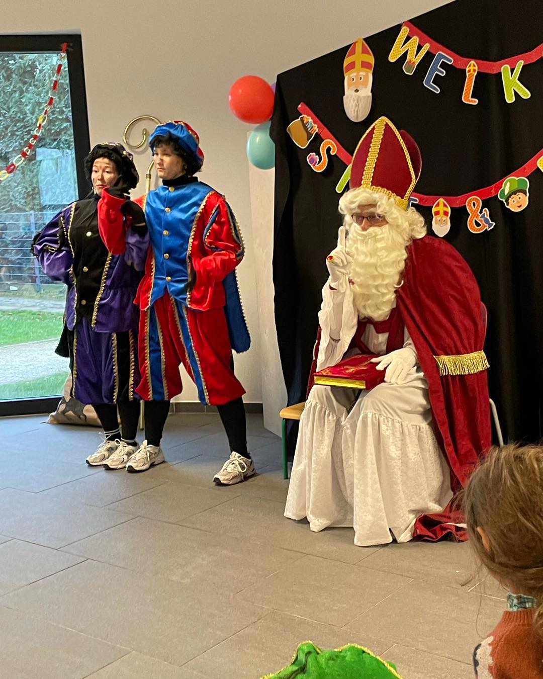 De magie van de sintperiode hangt in de lucht! ✨
Het oudercomité zorgt graag mee voor stralende gezichtjes op school. Zo hebben wij het prachtige kostuum van de Sint kunnen sponsoren 🎅💫
Dankzij jullie steun op onze activiteiten kunnen we blijven investeren in leuke initiatieven en het welzijn van al onze kinderen 💛🙌