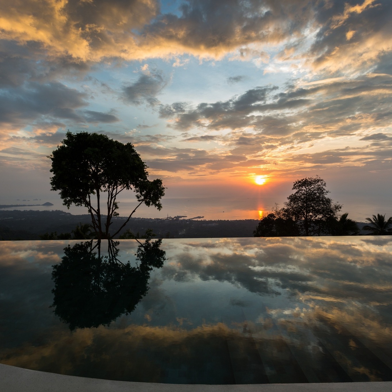 The daily ritual here at Lime Samui. ✨
No matter where you find yourself in our villas, whether that be relaxing by the pool, sipping a cocktail, or enjoying dinner al fresco, this magnificent sunset view is your ultimate companion!
#limesamuvillas #villaspice #kohsamui #luxuryvilla #thailand #travelthailand #samuiisland #kohsamuivilla #rediscoversamui #sunsetviews