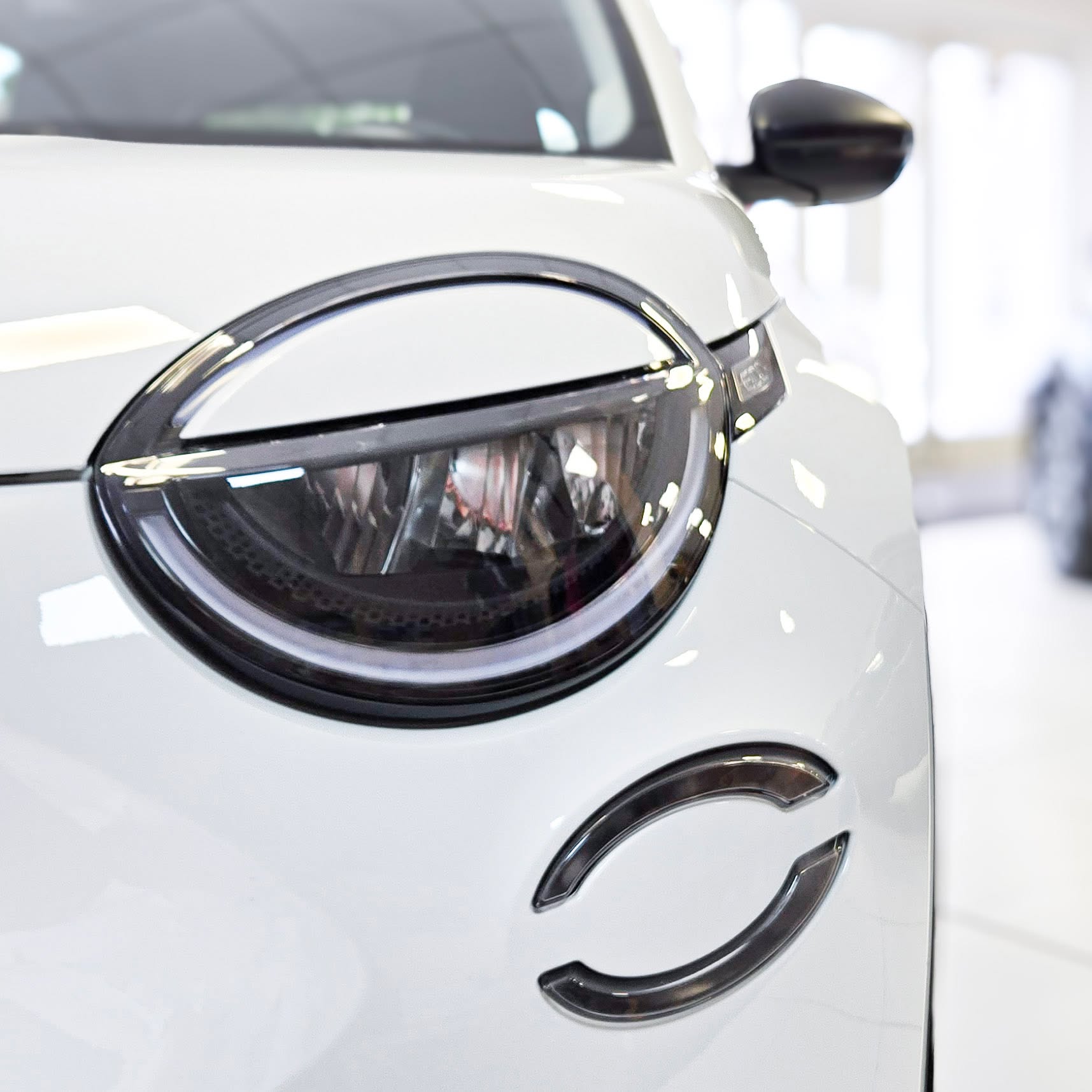 Keď auto nie je len stroj, ale má svoju tvár 🇮🇹✨
Pozrite sa hlboko do „očí“ nového FIAT 600. Vidíte ten rozdiel?
Na fotke vidíte jeden z najodvážnejších dizajnových prvkov súčasnosti. Kým väčšina moderných SUV sa snaží vyzerať agresívne a zamračene, FIAT 600 ide proti prúdu. Chce sa na vás usmievať.
💡 Príbeh tohto svetla: Dizajnéri v Turíne pri tvorbe „novej 600-vky“ použili unikátny trik. Všimnite si, ako kapota motora jemne prekrýva vrchnú časť kruhového svetlometu. Toto nie je náhoda. Týmto chceli dosiahnuť efekt „očného viečka“. Auto tak získava skutočný ľudský výraz. Vyzerá, akoby práve žmurklo alebo sa sústredene pozeralo na cestu. Je to moderná interpretácia slávneho štýlu Dolce Vita – sladkého života, kde technológia slúži kráse.
Prečo je FIAT 600 iný ako ostatné autá?
Žiadne hrany, len krivky: V dobe ostrých uhlov je 600-vka oslavou oblých tvarov, ktoré podvedome upokojujú.
Svetelný podpis: LED denné svietenie v tvare polkruhov (ktoré vidíte dole na nárazníku) dopĺňa hlavný svetlomet a vytvára nezameniteľnú „tvár“ značky.
Dedičstvo: Je to priamy odkaz na legendárnu 600-vku z 50-tych rokov, ale nafúknutú do sebavedomého crossoveru pre 21. storočie.
📍 Nájdete nás v showroome. Tešíme sa na vás!
#AutosportSzilagyi #Fiat600 #Fiat600e #ItalianDesign #DolceVita #CarDesign #AutomotivePhotography #Slovensko #NewCar