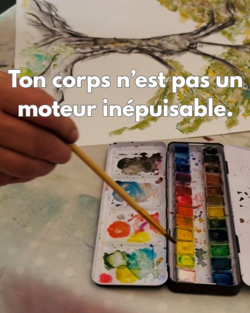 On parle de santé mentale en entreprise comme d’un “enjeu stratégique”.
Et c’est vrai.
On cite des chiffres, des plans d’action, des obligations.
C’est utile pour déclencher des prises de conscience.
Mais on oublie une vérité simple :
La santé mentale se vit dans les corps.
Dans les corps fatigués qui “tiennent bon”.
Dans les épaules contractées depuis trop longtemps.
Dans les nuits qui ne reposent plus.
Dans les cerveaux saturés qui n’arrivent plus à décider.
On pense que l’épuisement vient du volume de travail.
Souvent, il vient de l’effort invisible qu’il faut fournir pour rester présent quand tout tire vers le vide.
Jusqu’au jour où on ne “tient” plus.
Pas par échec,
mais parce que le système repose sur une sur-adaptation silencieuse.
La santé mentale en entreprise n’a pas besoin de nouveaux slogans.
Elle a besoin de systèmes relationnels vivants,
d’espaces où l’humain n’est pas réduit à sa productivité,
où exister autrement que “performant” est possible.
C’est ça, la réelle performance.
Ce n’est pas un luxe.
C’est une condition de survie.
Beaucoup de dirigeant(e)s s’épuisent moins à cause des objectifs,
qu’à cause de ce qu’ils doivent retenir, contenir, masquer
pour que tout continue de fonctionner.
La question n’est pas :
“Comment éviter le burn-out ?”
Mais :
Comment créer des espaces où chacun peut respirer avant d’en arriver là ?
Dans nos accompagnements, on ne “forme” pas à être résilient.
On le devient.
Parce qu’on crée des espaces où le corps sort de l’hyper-vigilance,
où l’on peut déposer ce qui pèse,
où l’on peut réfléchir sans s’effondrer.
Il n’y a pas de santé mentale durable
dans des systèmes qui ne laissent pas de place à l’humain.
Le leadership aujourd’hui ne se mesure pas à la performance,
mais à la capacité de protéger sa sérénité mentale,
la sienne et celle des autres.
Le courage n’est plus d’endurer.
Le courage, aujourd’hui,
c’est de reconnaître la limite avant qu’elle ne devienne rupture.
Quel signal de ton corps ignores-tu depuis trop longtemps ?