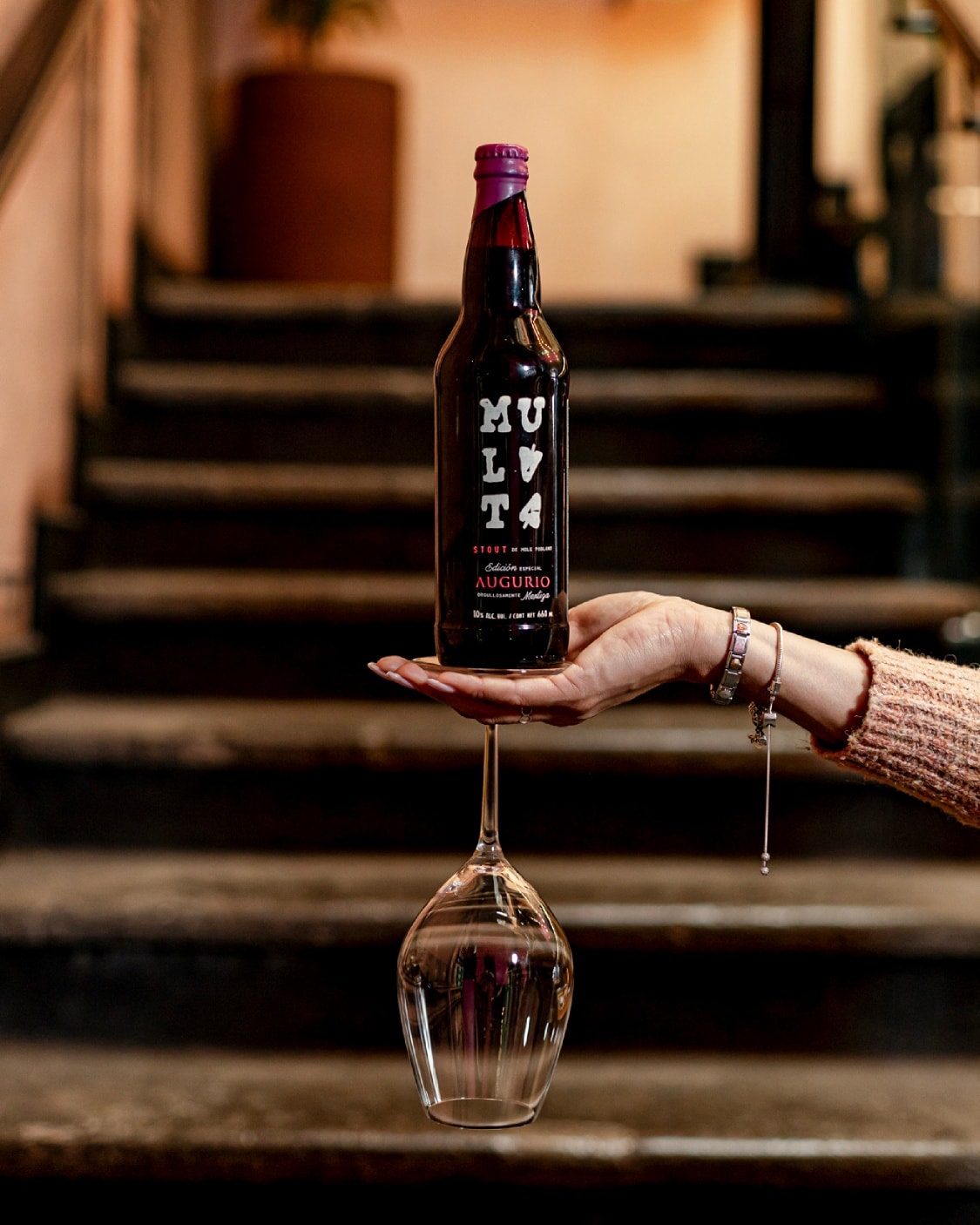 • M U L A T A • Nuestra stout de mole poblano con alma mestiza. ✨️ Disponible por tiempo limitado en Augurio, Intro y Cervecería Cholula.