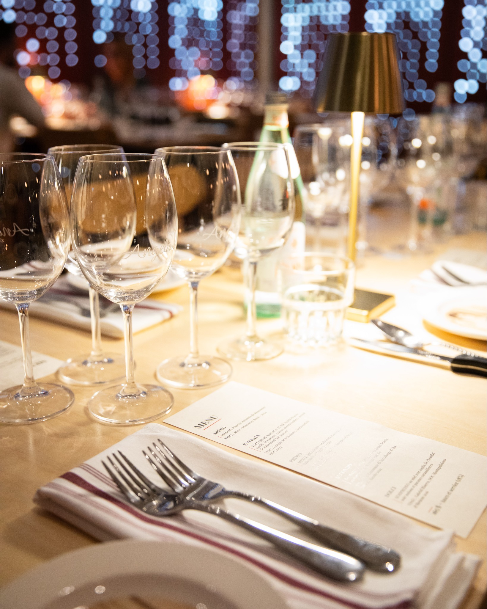 Pour célébrer la fin de l’année avec éclat, Angela & i vous convie à une expérience gastronomique raffinée, soigneusement élaborée pour éveiller les sens et marquer les esprits.
Une soirée unique, portée par une ambiance chaleureuse et sublimée, pour le deuxième service, par une prestation LIVE de musique des Caraïbes. 🌴🎶
🍽️ Deux services exclusifs :
Menu Réveillon 4 services – À partir de 65 $/personne
• Premier service : 17 h à 20 h
• Deuxième service : dès 20 h et jusqu’aux petites heures du matin, animé par une musique LIVE des Caraïbes
Laissez-vous séduire par nos plats signatures, notre accueil incomparable et une atmosphère festive qui célèbre l’art de bien manger… et de bien terminer l’année.
✨ Menu à venir — restez à l’affût pour ne rien manquer !
📍 Angela & i – Sainte-Julie
📞 Réservations obligatoires : 450 649-1108
Les places sont limitées — réservez sans tarder.
👉 Vivez une soirée mémorable, en bonne compagnie, autour d’une table exceptionnelle.