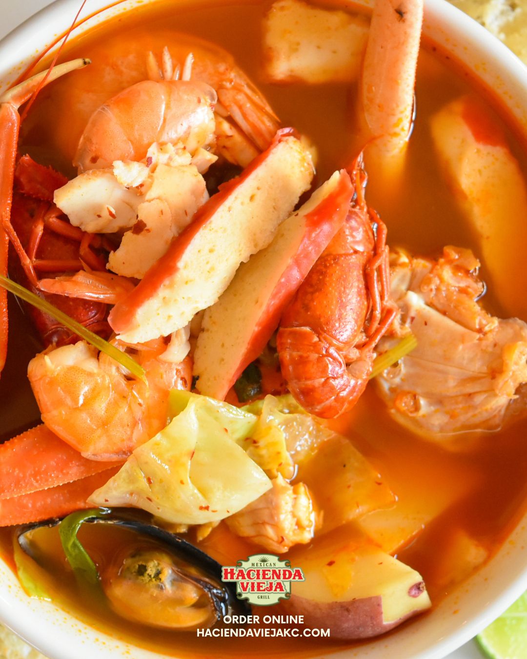 The kind of bowl that makes you say: “Okay… one more spoon.”
Haciendaviejakc.com