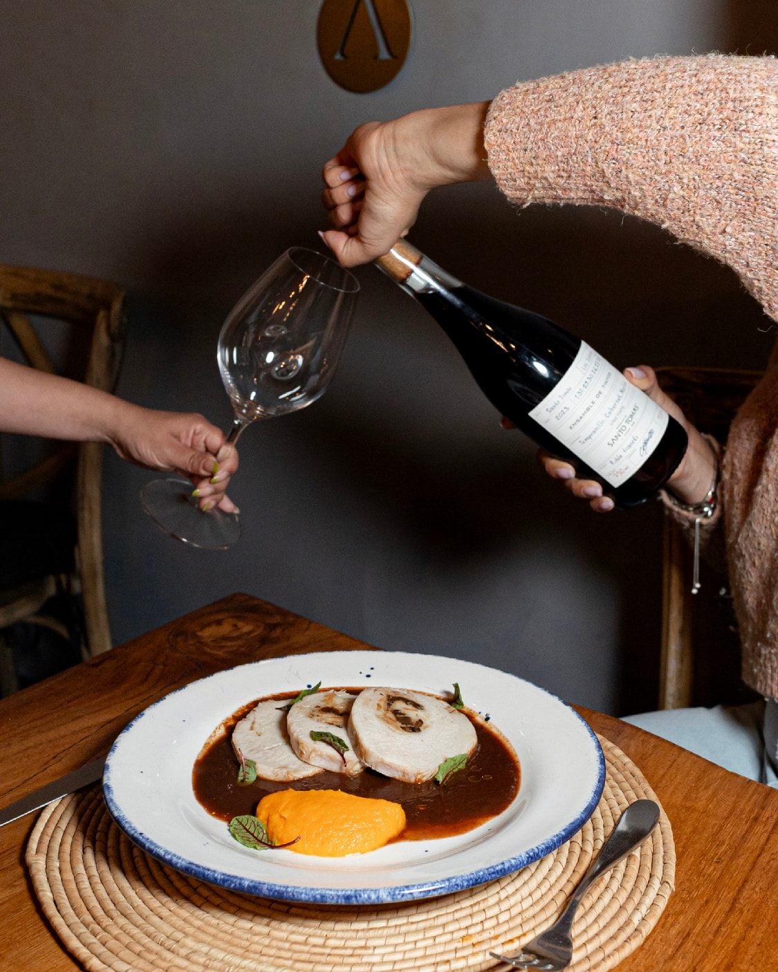 Lomo de cerdo relleno: de almendra y ciruela, salsa de ciruela, puré de camote amarillo. ¡Disfrútalo solo por temporada! ✨️🎄