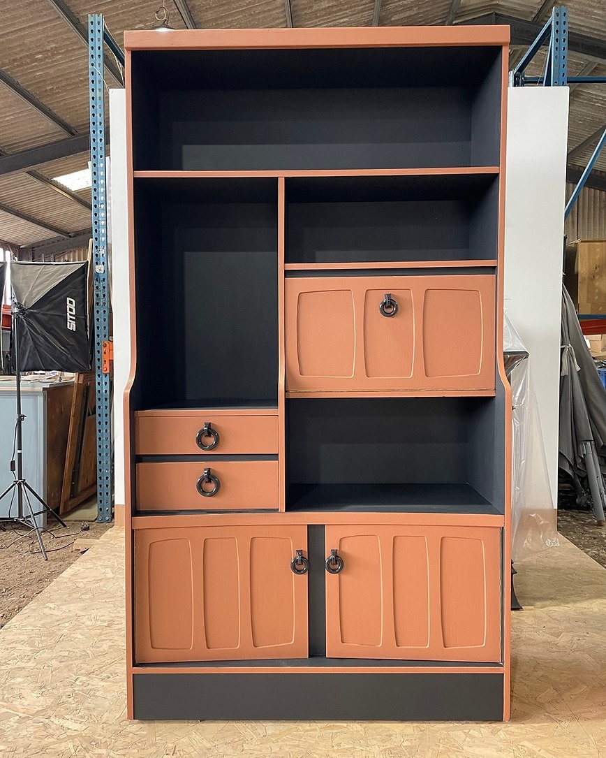 You might not immediately think of a dresser or home bar as a Christmas present — but if you have a young family member who’s just moved into a new home and is furnishing it in a fun, quirky 60s/70s style, this could be the perfect gift.
And the best part? You can even tuck a festive tipple inside the fold-down bar for a Christmas surprise. 🎄🍸
The sale price is just £295, with local delivery available before Christmas.
For longer distances, just send your postcode for a courier quote.
#UpcycledFurniture #VintageFurniture #HomeBar #RetroStyle #70sInteriors #MidCenturyVibes #FurnitureForSaleUK #CotswoldsInteriors #CirencesterLife #HomeDecorInspo #ChristmasGiftIdeas #RetroHomeDecor #FurnitureFlipUK