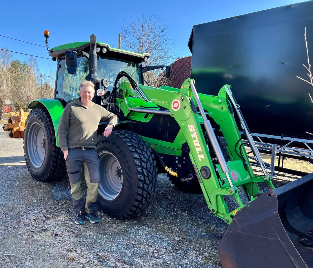 Vinteren 2025/26 – Snørydding og strøing ❄️🚜
Vinteren er her — og vi er klare til innsats! Også i år er det Øystein som står for brøyting og strøing – og han gleder seg til å sikre deg en trygg og brøyte-klar eiendom.
For å sikre best mulig resultat, er det viktig at brøytepinner allerede er satt opp — trenger du hjelp med dette, tilbyr vi oppsetting til rimelig pris. Bare ta kontakt!
Hvis det er spesielle forhold du mener han bør vite om på forhånd, gi beskjed. Du kan nå ham på telefon 918 15 020 eller e-post oystein@baarlibakken.no.
Vi ser frem til et godt samarbeid og en vinter uten bekymringer!