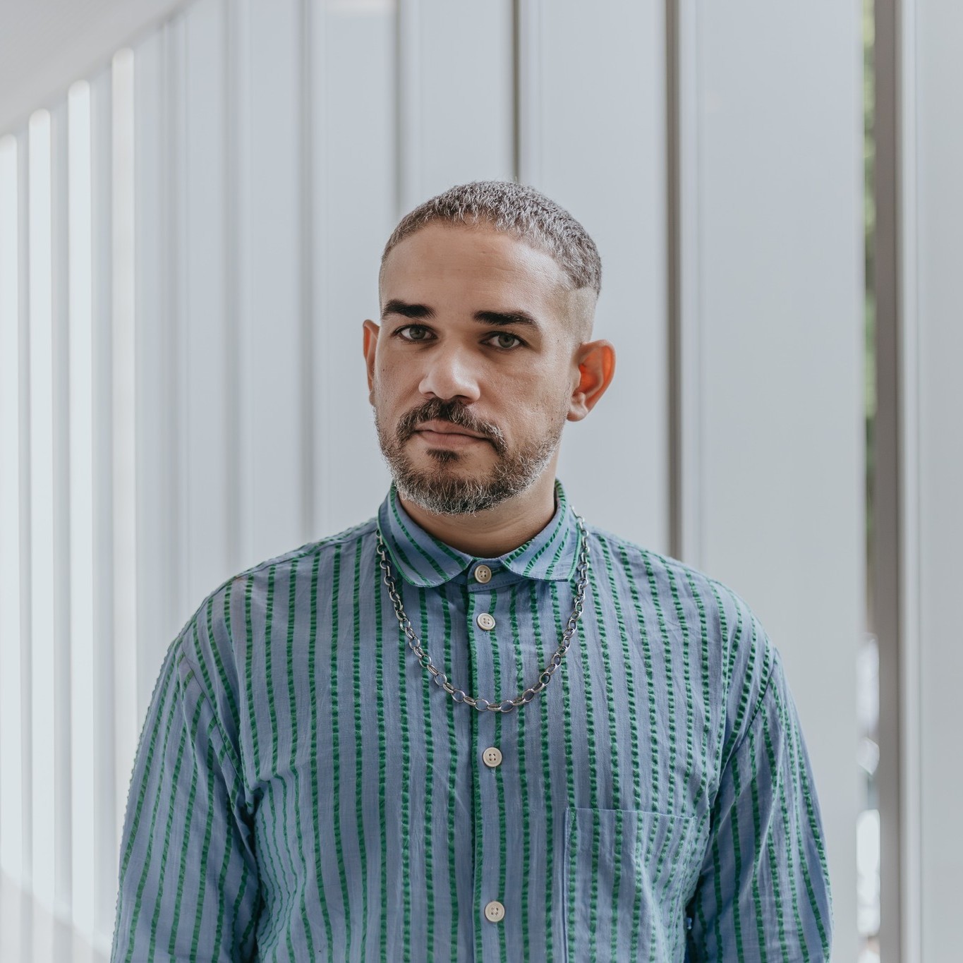 Orgulho de ver quem fez história na Bienal do Mercosul com tanto prestígio! ✨
Hoje saiu a lista Power 100 da @artreview_magazine com as figuras mais influentes das artes globalmente, e @raphaphon, curador-chefe da nossa 14ª edição, está nela mais uma vez! Ele é um dos três brasileiros a integrar o ranking.
Celebramos essa conquista lembrando o impacto transformador que Raphael trouxe para a Bienal. Sua curadoria foi marcada pela pluralidade, trazendo artistas de todos os cantos do mundo e, principalmente, promovendo a descentralização das exposições, levando a arte para novos espaços e públicos.
Parabéns, Rapha! A Bienal aplaude sua trajetória e só tem a agradecer pela última edição. 👏