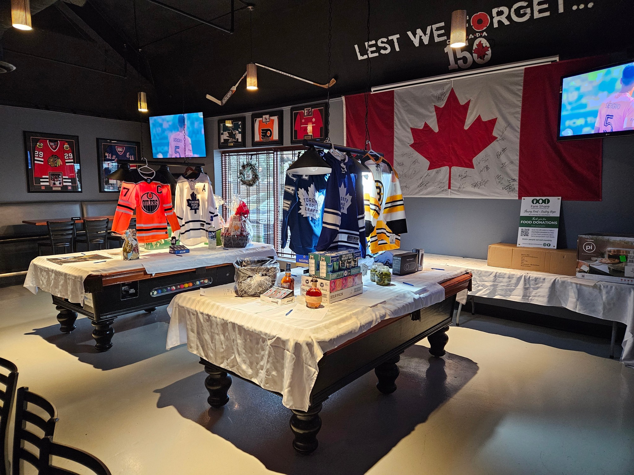 We're ready for our Fare Share Food Bank Charity Event at The Original Six Line Pub tonight. We have so many great silent Auction prizes, a live auction and live music too. We'd love to see you tonight at 7pm.
#original6thlinepub #fareshare #oakville #oakvilledads