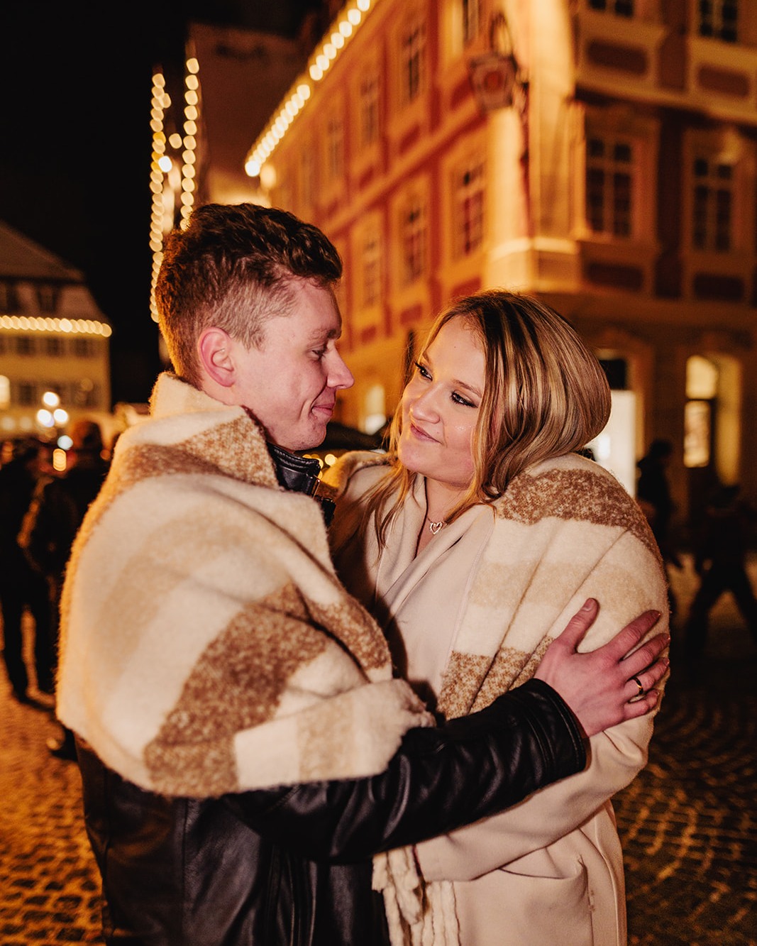 ✨ Weihnachten ist leise. Und gleichzeitig voller Gefühl. ✨
Draußen Lichter. Um euch herum Leben.
Und mittendrin: ihr.
Genau hier. Genau jetzt.
Und dieser eine Moment, den man festhalten möchte. 🤍
Fröhliche Weihnachten, ihr Lieben ✨
▫
▫
▫
▫
▫
▫
▫
▫
▫
#winterhochzeit
#weihnachtshochzeit
#liebe
#echtemomente
#hochzeitsfotografschwaebischgmuend
#heirateninbadenwuerttemberg