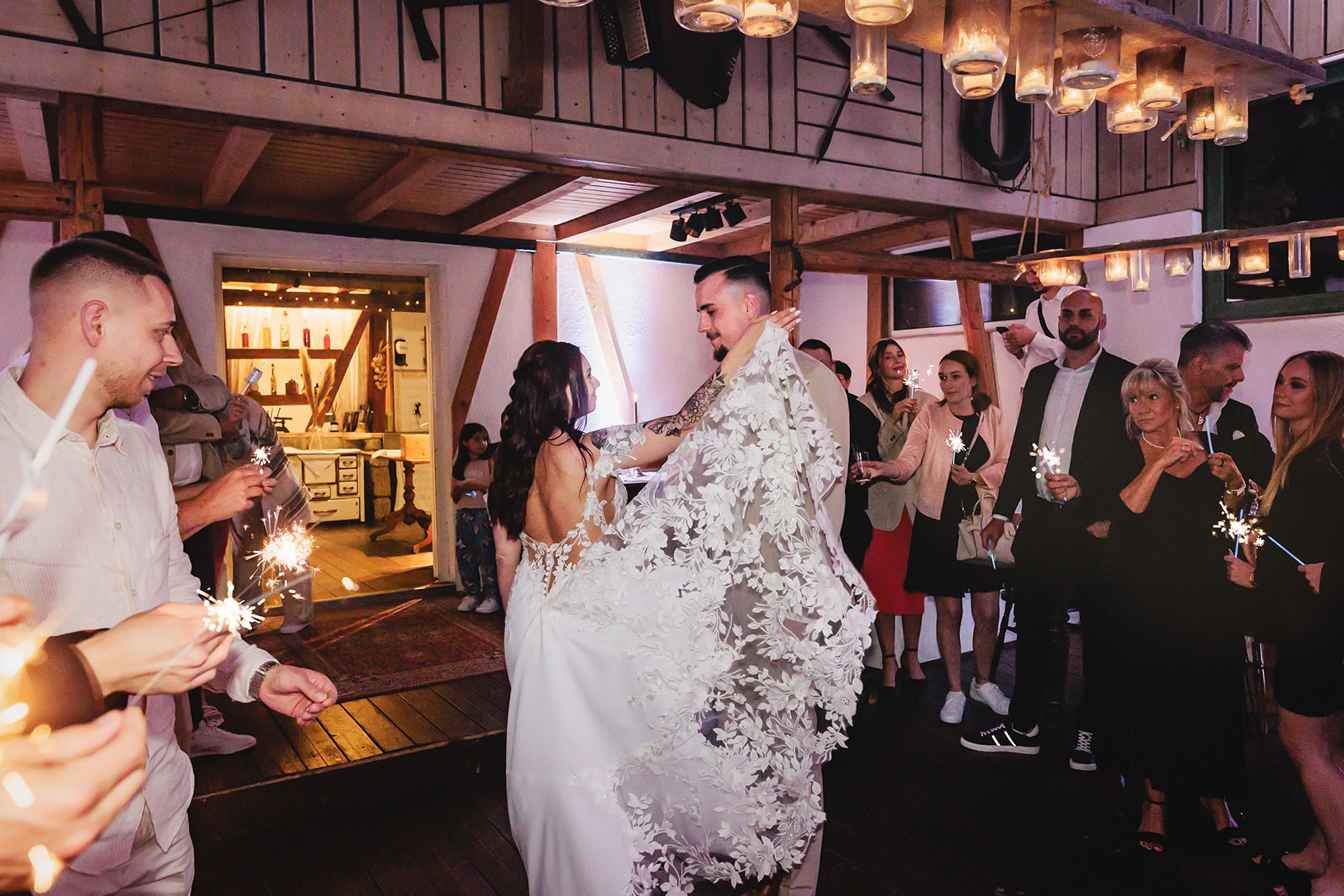 ✨ Hier darf gelacht, gedrückt & gefeiert werden. ✨
Ich mag Hochzeiten,
bei denen Leben drin ist.
Wenn gelacht wird.
Wenn gedrückt wird.
Wenn um euch herum alles passiert.
Ehrlich & lebendig.
Unkompliziert & emotional.
Mit all den Menschen, die dazugehören.
Wenn sich das nach eurer Art zu heiraten anfühlt,
schreibt mir gern. Ich freu mich auf euch. 🤍
▫
▫
▫
▫
▫
▫
▫
▫
#hochzeitsfotografschwaebischgmuend
#hochzeitsreportage
#echtemomente
#hochzeitsfeier
#hochzeitsgaeste
#ungestelltefotografie
#hochzeitsfotografie
#brautpaar
#heirateninbadenwuerttemberg
#hochzeit2026
#hochzeit2027
#hochzeitmitfreunden
#emotionalehochzeit