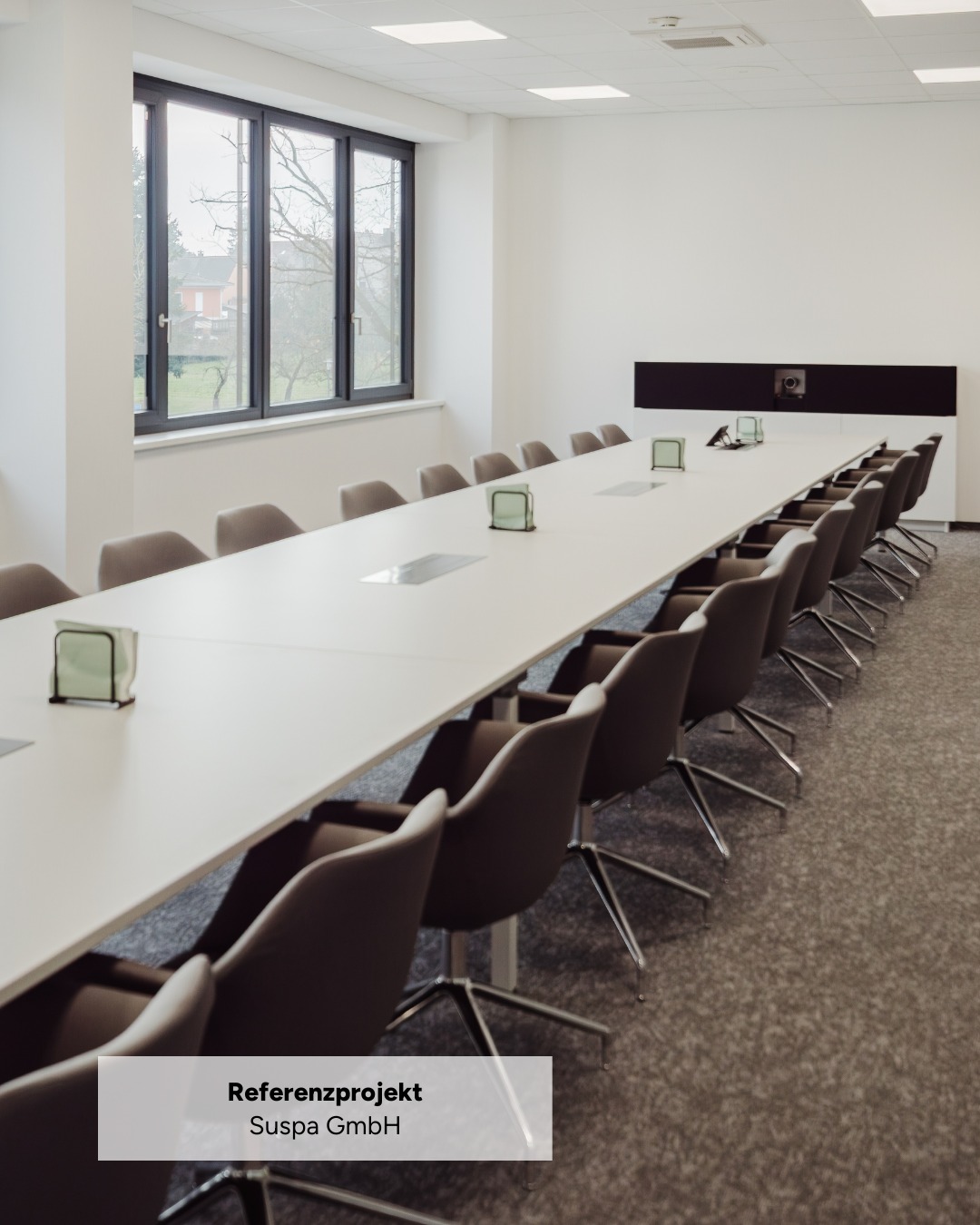 Für @suspagmbh entstand in Altdorf eine vollständig neue Arbeitsumgebung auf drei Etagen für 110 Mitarbeiter.
Im Fokus stand eine funktionale und zugleich einladende Gestaltung aller Büro- und Aufenthaltsbereiche.
Ausgestattet wurden moderne Großraumbüros mit Telefonboxen sowie Besprechungsräume in verschiedenen Größen. Ergänzt wird das Konzept durch Teeküchen, Lockerschränke und Garderoben, die für Struktur und Ordnung sorgen.
Ein besonderer Blickfang ist die neu gestaltete Kantine, in welche wir z.B. Tische und Stühle geliefert haben.
Der Empfangsbereich wurde ebenfalls komplett erneuert und vermittelt schon beim Betreten ein klares, freundliches und professionelles Bild des modernen Arbeitsumfelds.
Mehr Einblicke dazu findest du unter: https://www.world-of-office.de/projekte/suspa