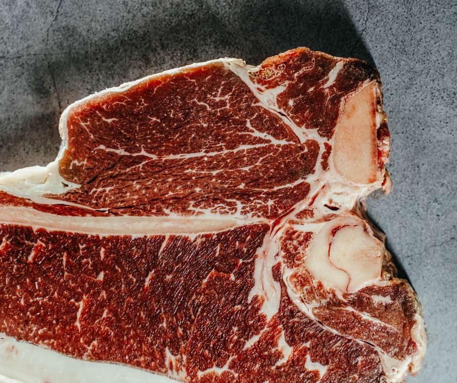 A porterhouse steak az egyik legikonikusabb marhahús-különlegesség, amely egy egész hátszín és bélszín szeletet tartalmaz. 🥩 Vastag csont választja el a két különböző textúrájú és ízű részt, így egyetlen szeletben kínálja a zamatos hátszín karakterét és a vajpuha bélszín eleganciáját. 😍
👉 https://www.steak.hu/
#pampasbudapest #steakhouse