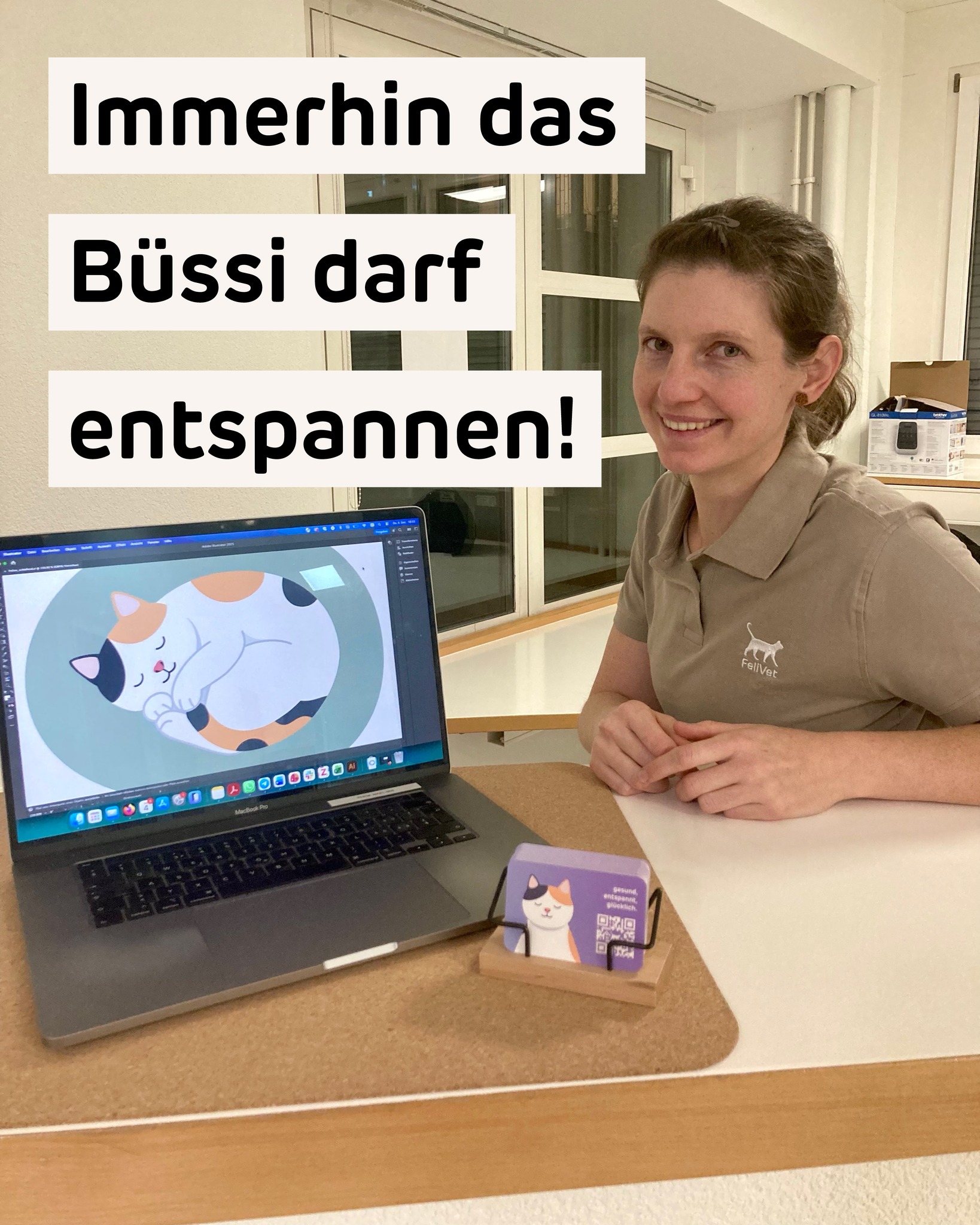 Fast Feierabend! 🌙🐈 Heute hat Carol Zahnd schon viel erledigt:
Möbel aufgebaut, Dekoration eingekauft, digitale Kasse eingerichtet, Waschmaschine/Tumbler entgegengenommen, Computer aufgebaut/getestet, Karton/Styropor von den vielen Lieferungen entsorgt und dazwischen allerlei Emails beantwortet... 😅
Es geht um viel Kleinkram, aber auch das kann Freude machen. Zum Beispiel die süsse Katze, die auf den nächsten Kurs-Folien genüsslich pfusen kann. 😻
Oder auch die schöne Bestickung auf den Arbeits-Poloshirts, wie Carol Zahnd hier eins trägt. Oder auch unsere lustigen Visitenkärtchen mit einem entspannten Büssi drauf.
In den nächsten Tagen kommen dann grössere Schritte: letzte Schreiner-Einsätze und medizinische Geräte-Lieferungen. Dann sind wir auch fast schon einsatzbereit. 😼
Zum Kurs "Richtig mit Katzen spielen" am 13. Dezember kann man sich übrigens noch anmelden: www.felivet.cat/kurs (klickbar in der Bio)