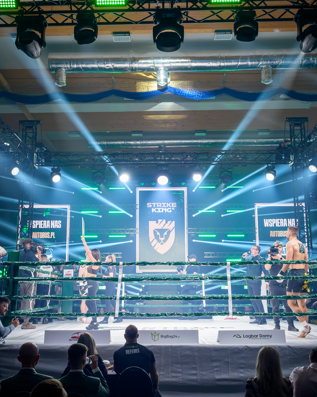 🎥🥊 Strike King 4 – Trzebnica na żywo!
Za nami kolejne emocjonujące widowisko, które wspieraliśmy od strony technicznej! 🔥
Strike King 4 to nie tylko spektakularne pojedynki najlepszych fighterów, ale też transmisja na najwyższym poziomie. 📡🎬
#EventProduction #StrikeKing #GalaMMA #LiveStreaming #SportsBroadcast #FightNight #MMA #Trzebnica #StreamingLive #SportNaŻywo