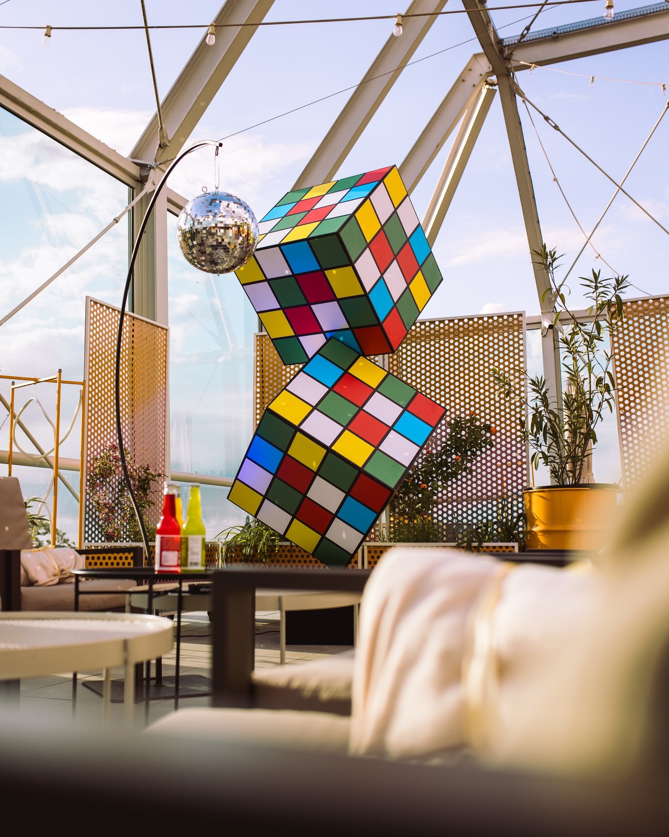 🏢 @concordiadesignwroclaw zamieniła się w świątynię lat 80. i 90.: barwne dekoracje, rytmy największych hitów i… tor do jazdy na wrotkach 🛼 na 4. piętrze w „Sali Widok”!
Tak, dobrze przeczytaliście – roller disco z panoramicznym widokiem 😎
To była energia, zabawa i emocje, które pokazują, że dobra impreza to nie tylko scenariusz – to doświadczenie, które zostaje na długo 💥
Zdjęcia: @daniel_jaks
#eventymająmoc #eventdesign #discoparty #rollerdisco #ConcordiaDesign #Wrocław #Callstack #eventplanner #lata80 #lata90 #teamspirit #eventmanagement #callstack