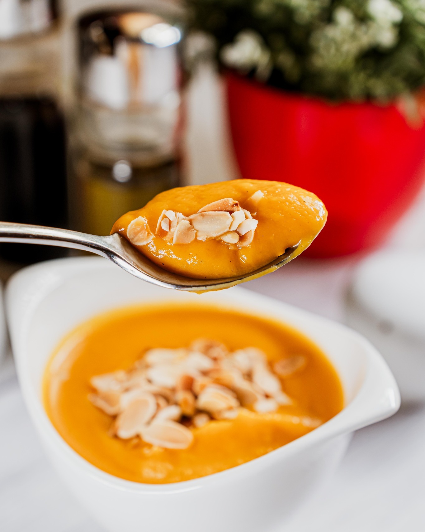 A sütőtökkrémleves igazi téli kényeztetés, amely már az első kanállal átmelegíti a lelket. 🎃 Bársonyos, édeskés ízét a friss fűszerek – a gyömbér, és a szerecsendió – teszik még izgalmasabbá. 🤩 Gazdag, krémes állaga tökéletes választás hűvös napokon, amikor valami egyszerűen jólesőre vágyunk. 🥣
👉 https://www.steak.hu/
#pampasbudapest #steakhouse