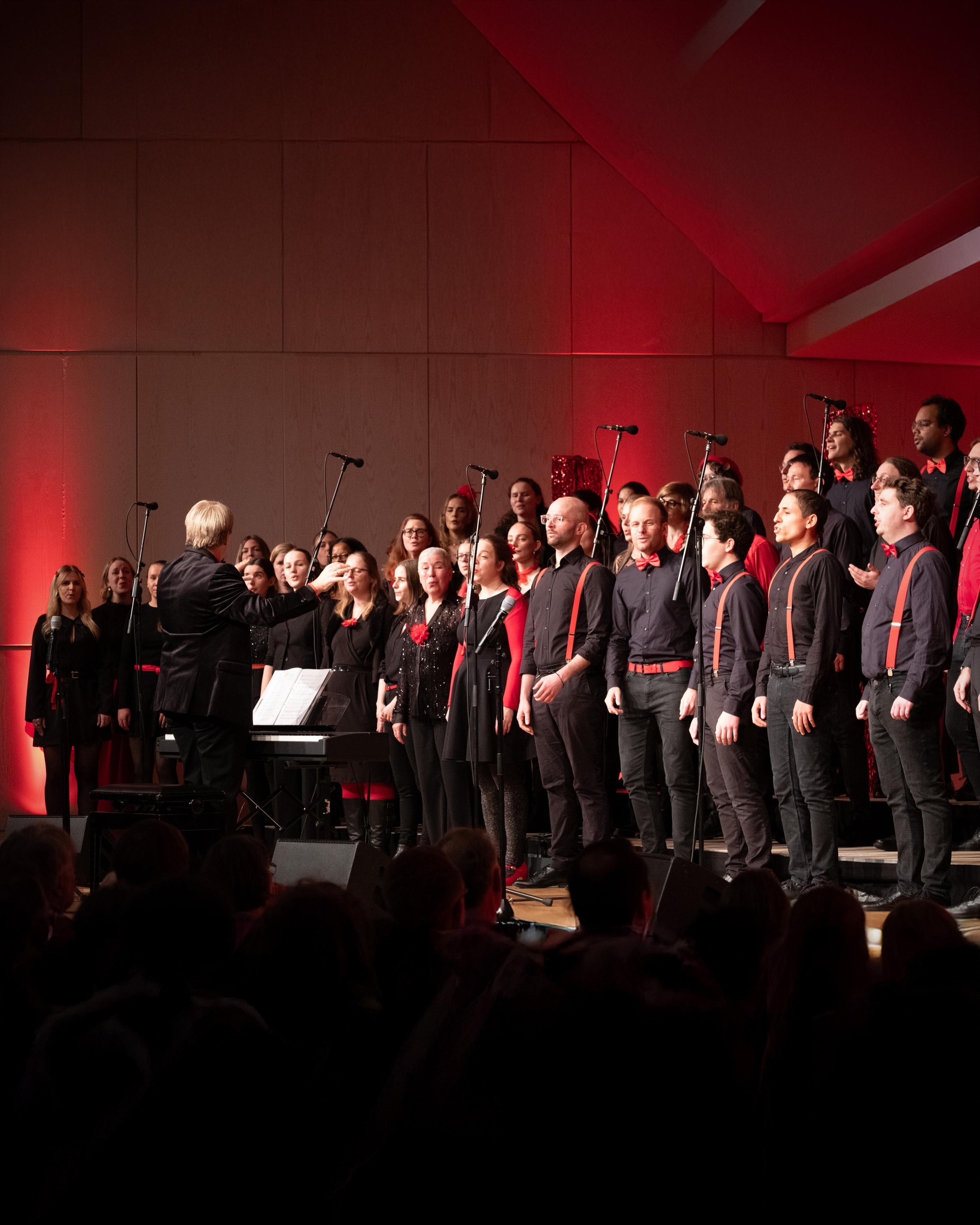 Das war CHORMÄLEON IN CONCERT 2025! 🥹🎤
Wir blicken zurück auf einen Abend voller toller Songs, mitreißender Energie und ganz viel Spaß und freuen uns schon auf nächstes Jahr!
Danke an alle, die da waren und mit uns diesen tollen Abend verbracht haben! 🫶
#stuttgart #0711 #chormäleon #chorliebe #sorryihavechoir #recap#konzert2025#immerandersimmergut #choirlove #chorstuttgart #konzertstuttgart #stuttgartkonzert #weihnachtenstuttgart #adventskonzert #christmasmarkets #weihnachtszauber #weihnachtsmusik