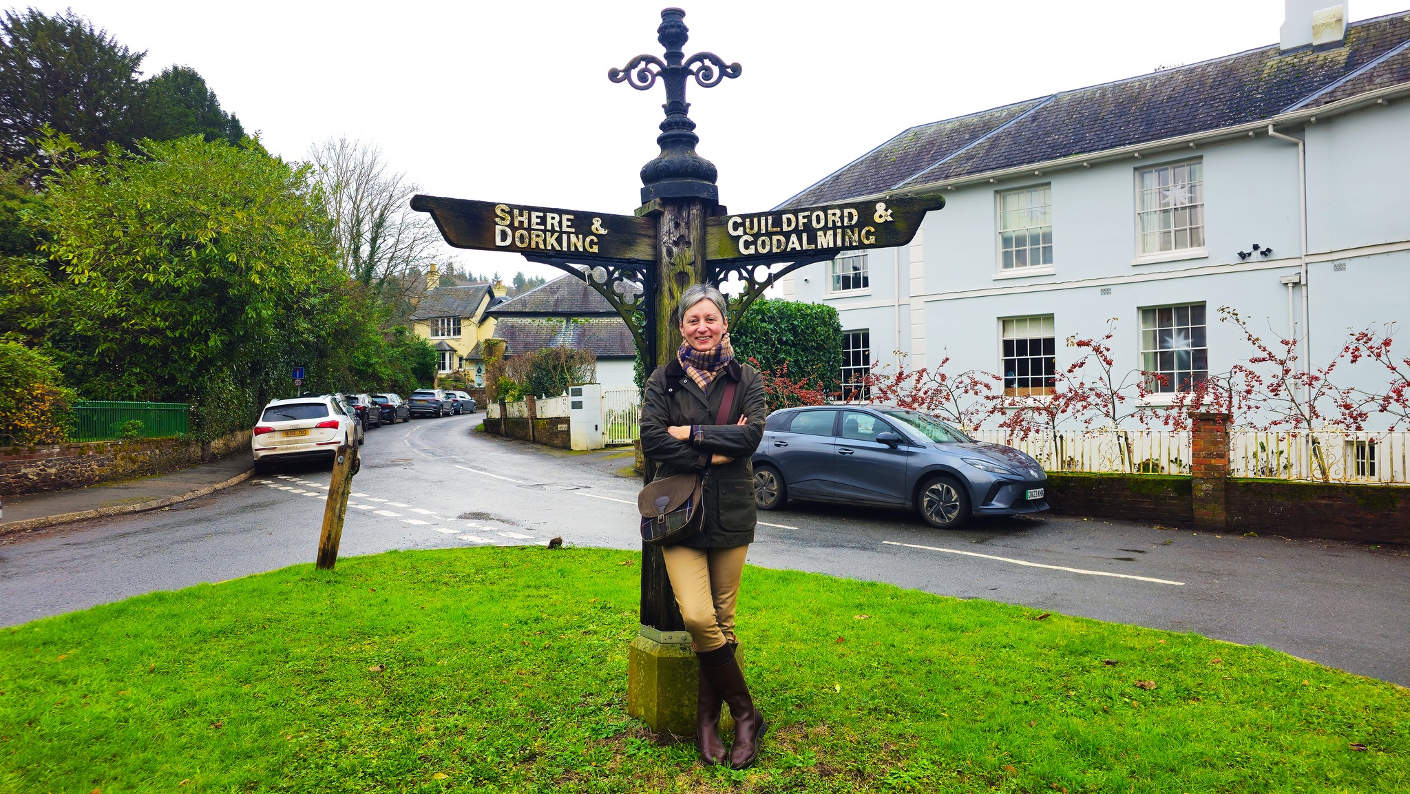 Ieri, mentre filmavo il mio prossimo video nella zona delle Surrey Hills, ho fatto tappa nel pittoresco villaggio di Albury.
Le Surrey Hills sono stupenda area collinare nella contea del Surrey che si trova immediatamente a sud di Londra e ospita alcune dei villaggi più esclusivi di tutto il Regno Unito.
Albury è un luogo che sembra uscito da un racconto antico: una serie di bellissimi cottage, il fiume Tillingbourne che scorre placido lungo prati verdissimi e, soprattutto, gli originali camini in stile Tudor che impreziosiscono i tetti di molti edifici del villaggio e della storica Albury Park Mansion.
Questa tenuta, citata persino nel Domesday Book, il primo censimento inglese ordinato da Guglielmo il Conquistatore nel 1086, fu trasformata nella metà dell’Ottocento in stile neogotico dal banchiere Henry Drummond con l’aiuto dell’architetto Augustus Pugin. I camini, ispirati al palazzo reale di Hampton Court, aggiungono un tocco storico alla tenuta e rendono Albury diverso da qualsiasi altro villaggio delle Surrey Hills.
Oggi la Albury Park Mansion è privata e non visitabile, ma passeggiare tra le stradine di Albury è come compiere un viaggio nel tempo, tra storia e poesia.
Vi piacerebbe visitare questa zona così affascinate ed esclusiva della campagna inglese?
#passionecampagnainglese #campagnainglese #villaggio #surreyhills #tradizione #Tudors #tradizioni #countrylife #countryliving #village #villagelife #villageliving #SogniDiCampagna #VillaggiIncantati #TesoriNascosti #BellezzaSenzaTempo #NaturaETradizione #HiddenGemUK #PoeticEscape #TimelessCountryside #WhispersOfHistory