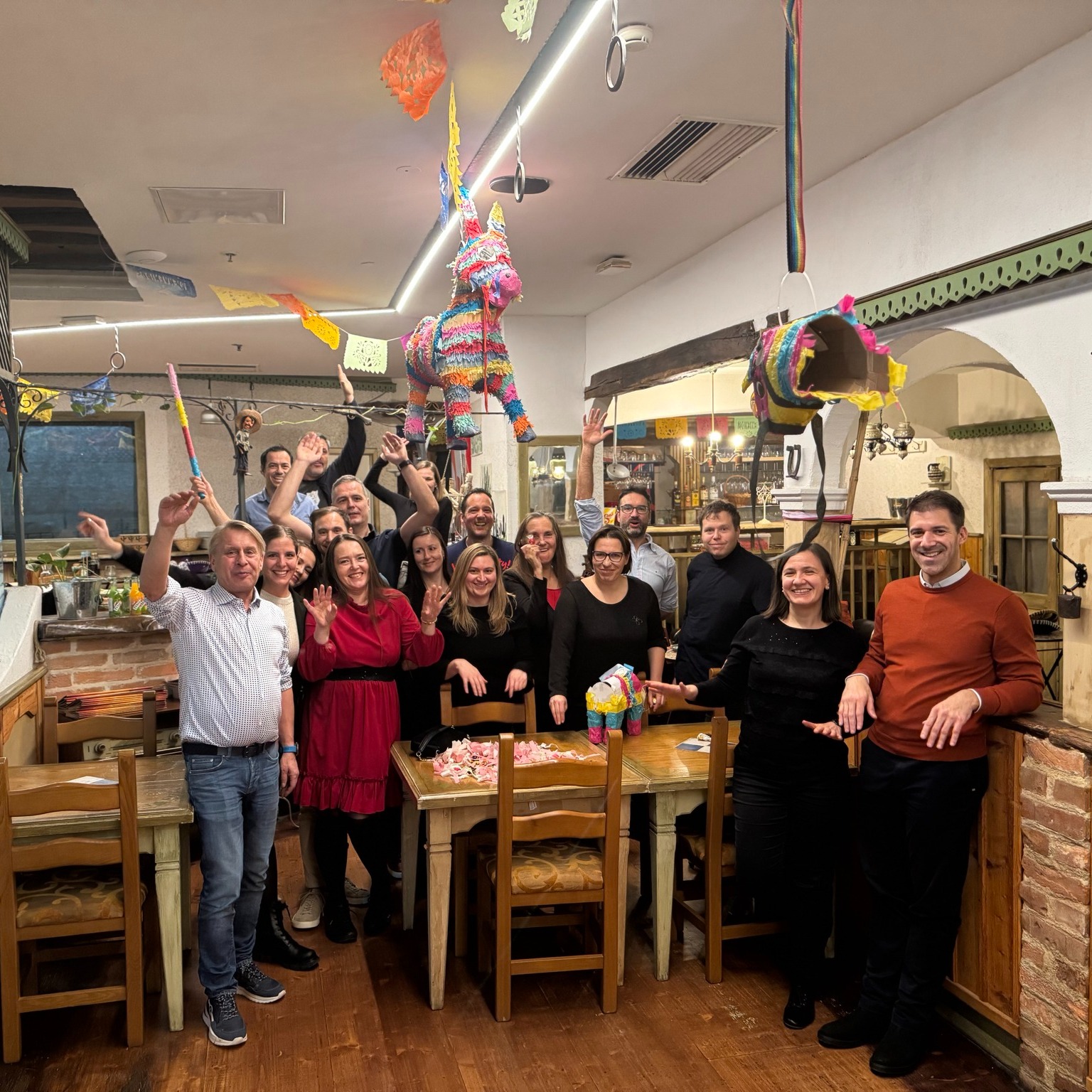 🎄 Skupna božično-novoletna večerja Toastmasters klubov 🎄
V petek smo člani našega kluba uživali na tradicionalni božično-novoletni večerji, ki smo jo tudi letos praznovali skupaj s sestrskim klubom Toastmasters Business Club Slovenia. Veseli smo bili druženja, povezovanja in sproščenih pogovorov v prijetnem ambientu mehiške restavracije – hvala Gorazdu za odlično izbiro! Posebna zahvala pa gre tudi Vladimirju, ki je dogodek odlično organiziral. 🌟
Seveda nismo mogli brez “toastmasterske” note – izvedli smo tudi teme omizja, ki so poskrbele za iskrive misli. Na list pa smo zapisali tudi novoletne želje, cilje in navdihujoče misli, s katerimi vstopamo v 2026.
Vzdušje je bilo praznično in polno energije. Razpravljali smo o idejah, novih ciljih in številnih priložnostih, ki jih prinaša novo leto.
Naj nas ta zagon spremlja skozi vse leto! ✨
Veselimo se prihodnjih govorov, nastopov in skupnih trenutkov! 🎤💫