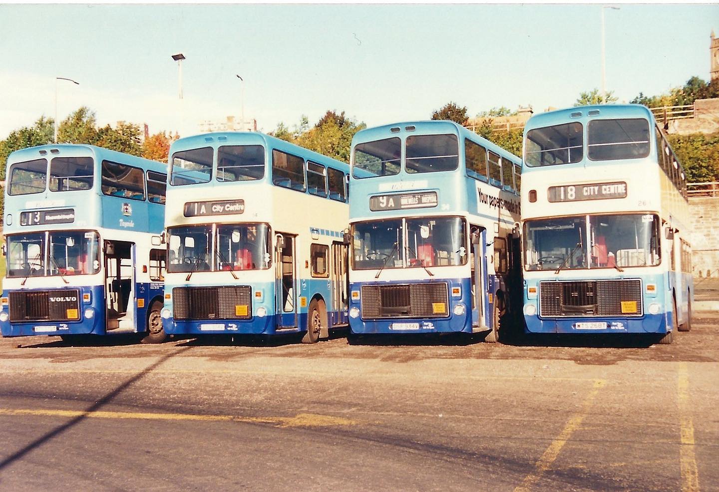 🚌✨ Behold! A line of Tayside double deckers displaying a mix of well-known Dundee routes: 13, 1A, 9A, and 18.
Among their destinations are Ninewells Hospital and the City Centre – two of the city’s busiest and most important termini.
Line-ups like this were once a common morning sight at depots as buses prepared to head across Dundee.
The museum is closed until February, but more unseen photos from our collection will be shared daily.
