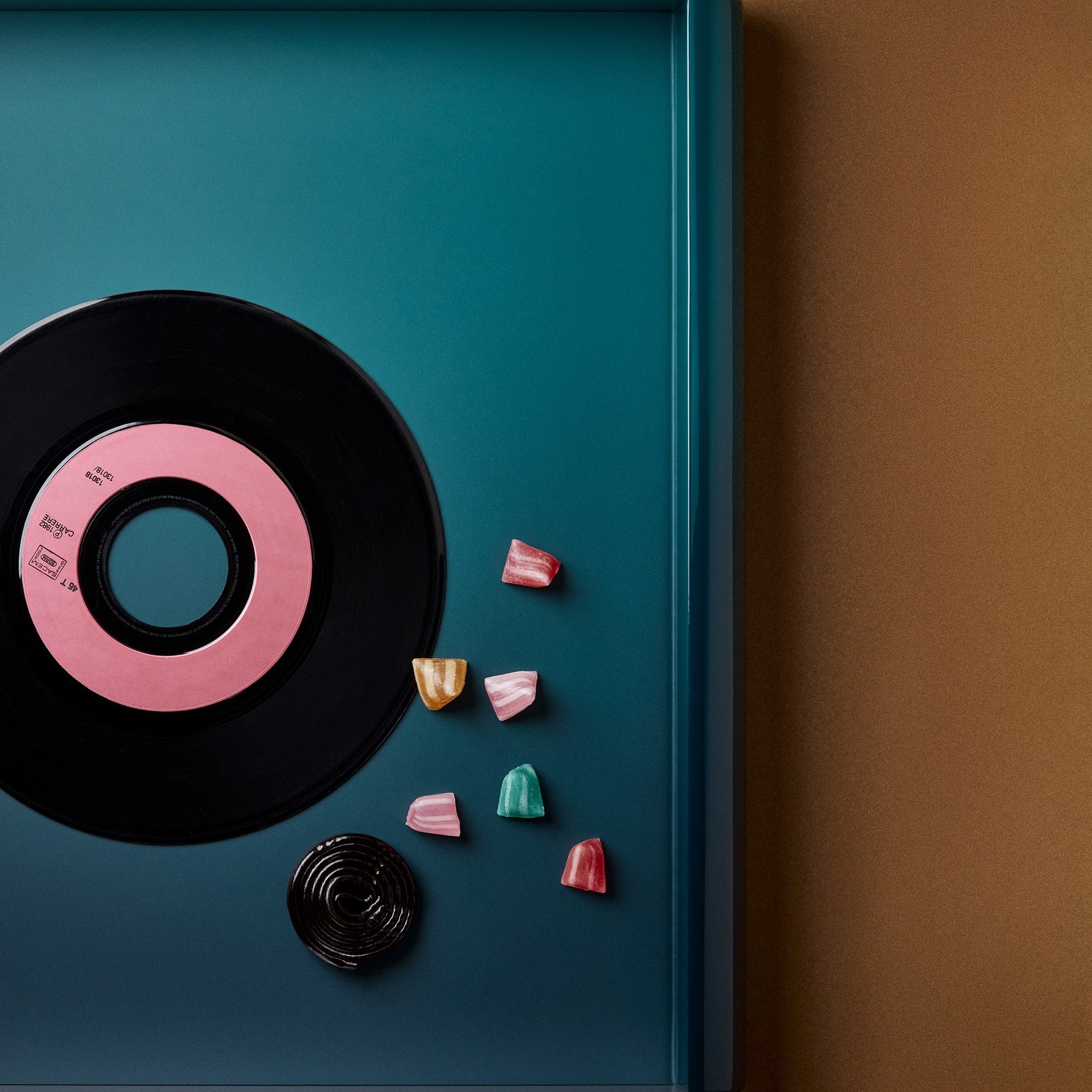 Superbe forme ronde, élégante et vintage, qui rappelle les icônes de mode des années 50. Ces lunettes sont incroyables et un peu rock 'n' roll, avec des détails qui font penser à des soirées dans les clubs de jazz new-yorkais. Leur design unique et leur style rétro les rendent parfaites pour les fashionistas qui aiment se démarquer.
#brignais #createurlyonnais #montsdulyonnais #Brignais #mornant #mornantais #rockchick #RockChicStyle #rockchic