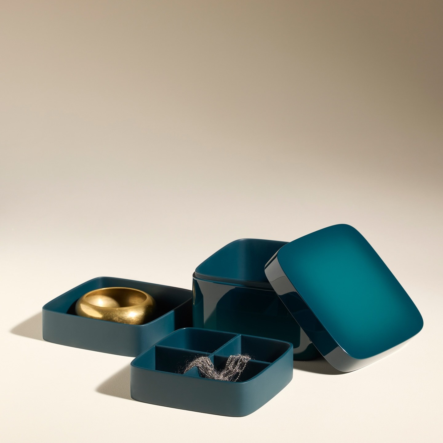 Beauté, brillance et raffinement pour ces lunettes qui offrent une combinaison parfaite de style et de fonctionnalité. Avec leur design élégant et leurs détails soignés, elles ajoutent une touche de sophistication à tout look, que vous soyez en train de vous préparer pour une soirée chic ou simplement pour une journée ordinaire.
#lyon #mornantais #mornant #LunettesDeSoleil #Lyon #lyoncity #maisonsarahlavoine #lunettes #brignais #createurlyonnais #Brignais #originefrancegarantie