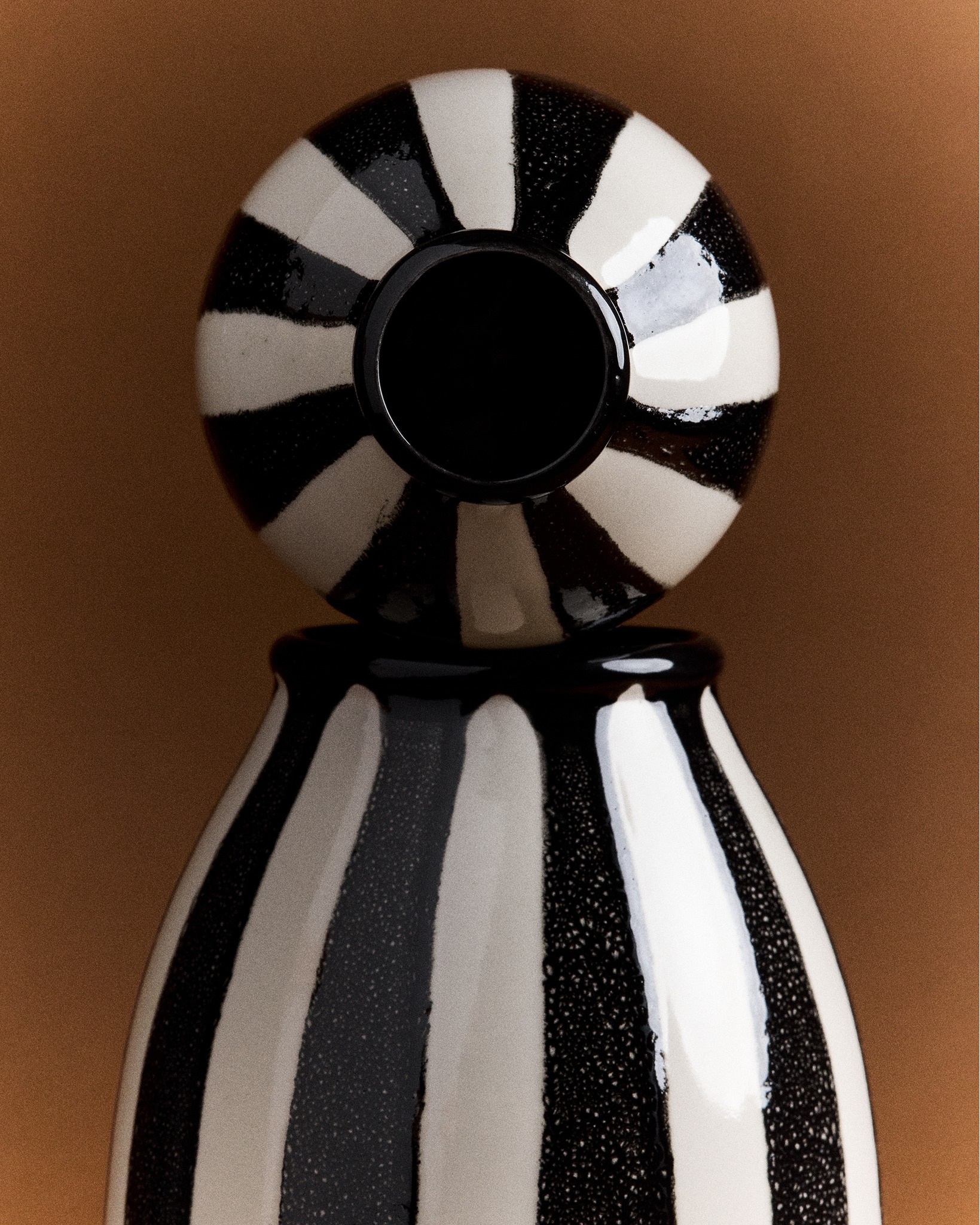 Elégance tout en noir et blanc, j'adore ce look chic et classique qui me fait me sentir comme une vraie Lyonnaise. Mes lunettes sont incroyables, elles ajoutent un petit quelque chose de spécial à mon outfit du jour, n'est-ce pas ?
#createurlyonnais #Lyon #maisonsarahlavoine #lyoncity #lyon #Brignais #mornant #createurlyon #brignais