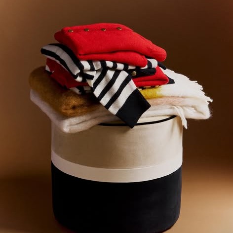 Découvrez le rouge puissant et vibrant de Chez Maison Sarah Lavoine, des lunettes authentiques et incroyables qui vous feront découvrir un monde de couleurs profondes et intenses. Avec leurs formes originales et leurs détails soignés, ces lunettes sont conçues pour ajouter une touche de style et de sophistication à votre look quotidien.
#madeinfrance #design #createur #lunettes #originefrancegarantie #lunettesoleil #créateur #designers #lunettesmadeinfrance #designer #designinterieur #ethique #designing #LunettesDeSoleil