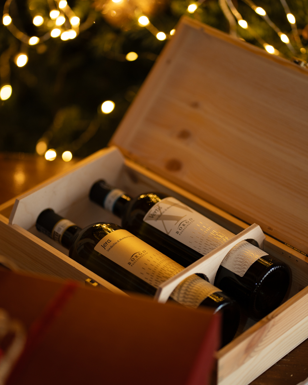 La coppia perfetta per feste davvero indimenticabili.
Il nostro Vertis Verdicchio di Matelica DOC incanta con la sua delicatezza armoniosa, i suoi eleganti sentori di mandorlo bianco e anice, perfetto per aprire ogni momento di festa con eleganza e leggerezza.
Accanto a lui, l’anima più profonda delle celebrazioni: il Jera Riserva DOCG, con i suoi raffinati sentori di idrocarburo e zafferano, un vino dal carattere deciso, capace di rendere unico ogni brindisi.
Lasciate che questi due capolavori firmati Borgo Paglianetto vi accompagnino in ricordi da condividere con chi amate, rendendo ogni attimo semplicemente indimenticabile. ✨🍷
The perfect pair for truly unforgettable holiday moments.
Our Vertis Verdicchio di Matelica DOC enchants with its delicate harmony, offering graceful hints of white almond and anise, ideal for opening every celebration with elegance and freshness.
By its side stands the deeper soul of the season: Jera Riserva DOCG, with its sophisticated notes of hydrocarbon and saffron, a wine with a bold elegance created to elevate every toast.
Let these two masterpieces by Borgo Paglianetto accompany your festive moments and gift you memories to share with the ones you love. ✨🍷
#borgopaglianetto #madeinitaly #verdicchiodimatelica #vinoitaliano #organic #matelica #siamofivi #winelovers