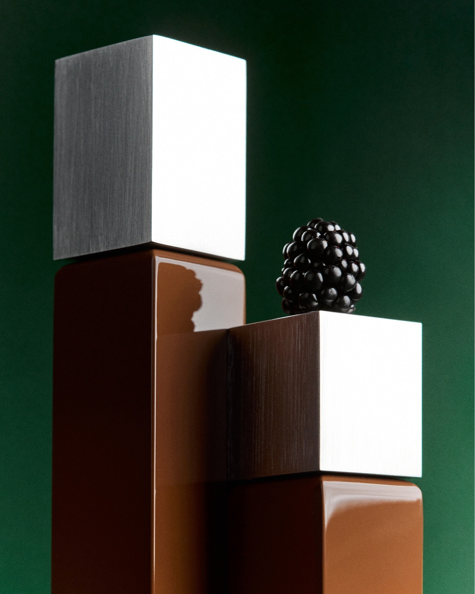 L'art de sublimer les choses simples en pur objet d'art, en révélant leur beauté intrinsèque et en les élevant à un niveau supérieur, où la fonctionnalité et l'esthétique se rencontrent. C'est un exercice de créativité qui nécessite une grande sensibilité et une attention méticuleuse pour dévoiler le potentiel caché dans les choses les plus ordinaires.