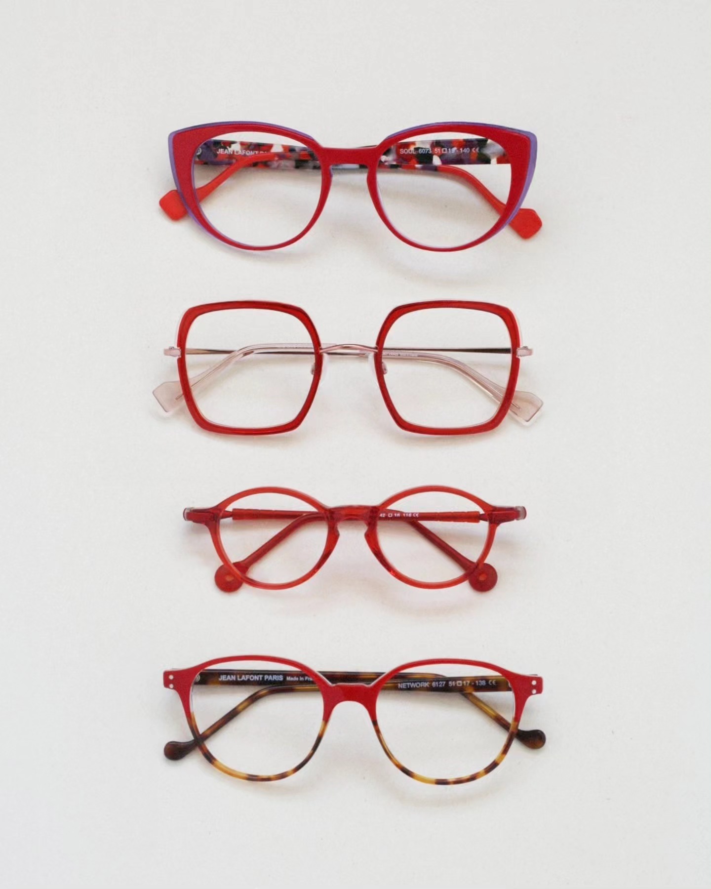 Pour cette fin d'année, le rouge est à l'honneur ! Paillettes, brillance et éclat de rire pour des moments de fêtes inoubliables. Sublimez votre style avec couleur et élégance. Imaginez les regards qui se tournent vers vous, les sourires qui s'éclairent, les conversations qui s'animent autour de vous. Le rouge, c'est la couleur de la passion, de l'amour, de la joie et de la fête. Alors, pourquoi ne pas vous laisser aller à cette couleur qui vous donne des ailes et vous fait briller de mille feux ? Faites de cette fin d'année un moment inoubliable, un moment où vous vous sentez belle, unique et exceptionnelle.
#rougepassion #rouge #rouges #fetes #HappyNewYear #happynewyears #merrychristmas #merrychristmaseve #joyeuxnoel #joyeuxnoel #belle