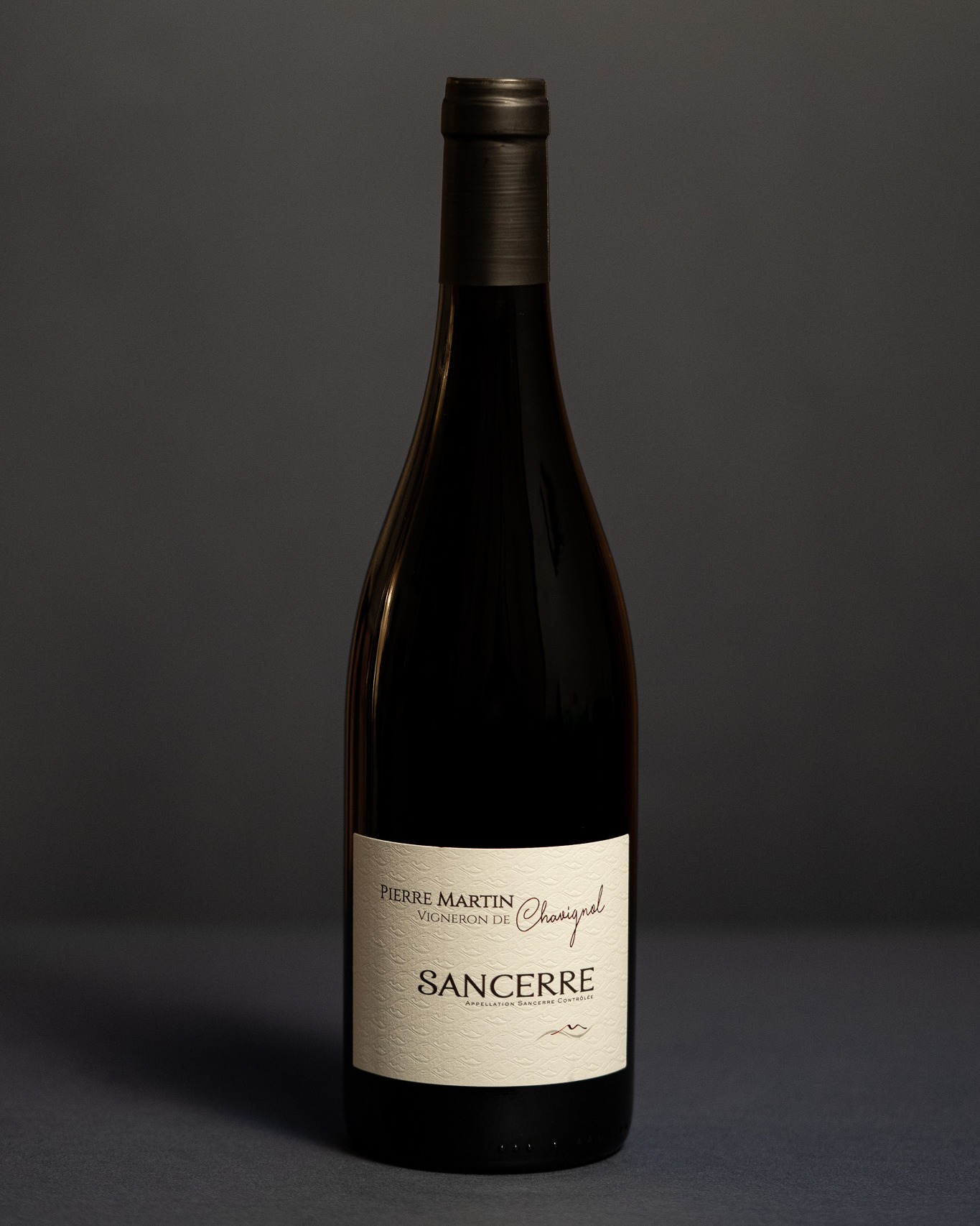 El Domaine Pierre Martin se ubica en Chavignol, uno de los enclaves más prestigiosos de la AOC Sancerre. Con viñedos en laderas históricas y cepas que superan las tres décadas, la bodega trabaja con una filosofía de viticultura sostenible, sin herbicidas ni pesticidas, y con vendimias manuales que garantizan una selección rigurosa de la uva.
Sus viñedos se asientan sobre dos tipos de suelo fundamentales en Sancerre: las caillottes, formadas por pequeñas piedras calizas que aportan frescor, intensidad aromática y marcada mineralidad, y las terres blanches, compuestas por margas calcáreas y arcilla que confieren profundidad, volumen y capacidad de guarda.
🍇 SANCERRE ROUGE: un elegante Pinot Noir del corazón de Chavignol, en el Valle del Loira. Ligero pero estructurado, este tinto despliega aromas de frutos rojos frescos y una mineralidad característica de los suelos de caillottes y sílex. Armonioso y equilibrado.
Prepárate para las fiestas siempre con lo mejor 🎁