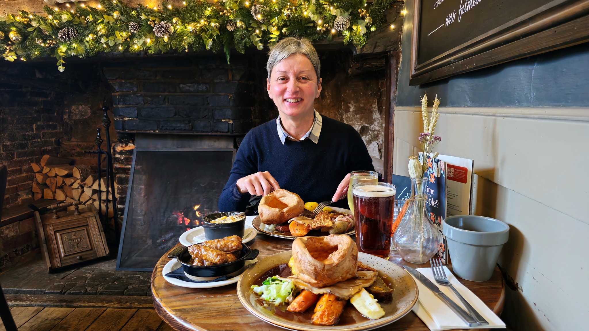 Sapete quale famosissimo film di Natale è stato girato in questo pub di campagna del Surrey? Un indizio: è ambientato sia in America sia in Inghilterra e ha come protagonista assoluto un romantico cottage di pietra immerso nelle meravigliosa campagna inglese... 🏡
Se avete pensato a “L’amore non va in vacanza” (The Holiday), avete indovinato...
Io ormai ho perso il conto delle volte che l’ho visto! È uno dei miei film di Natale preferiti: è romantico, divertente e racconta una storia capace di farti sognare ad occhi aperti.
Chi non vorrebbe trascorrere le feste nel meraviglioso cottage di Iris… magari con Jude Law? 😉
Nonostante abbia quasi 20 anni, “L’Amore non va in vacanza” continua a essere uno dei film natalizi più amati al mondo. Ma c’è di più: è anche il film che più di ogni altro ha fatto conoscere la magia della campagna inglese e i suoi splendidi cottage.
Nel mio nuovo video, che pubblicherò questa sera, martedi 9 dicembre, alle 21 ora italiana (ore 20 in UK) vi porto alla scoperta dei luoghi simbolo di questo film qui nella campagna inglese e vi racconto alcune curiosità che forse non conoscete sugli attori e sullo stesso Rosehill Cottage.
A voi piace “L’amore non va in vacanza”? E qual è la vostra scena preferita del film?
#passionecampagnainglese #campagnainglese #film #filmdinatale #LAmoreNonVaInVacanza #FilmDiNatale #CottageInglese #Cottage #Villaggio #RosehillCottage #LocationDaFilm #ViaggiDaSogno #NataleRomantico #IdeeVacanzeNatale #FilmRomantici #DietroLeQuinte #TheHolidayMovie #shere #surreyhills #surrey