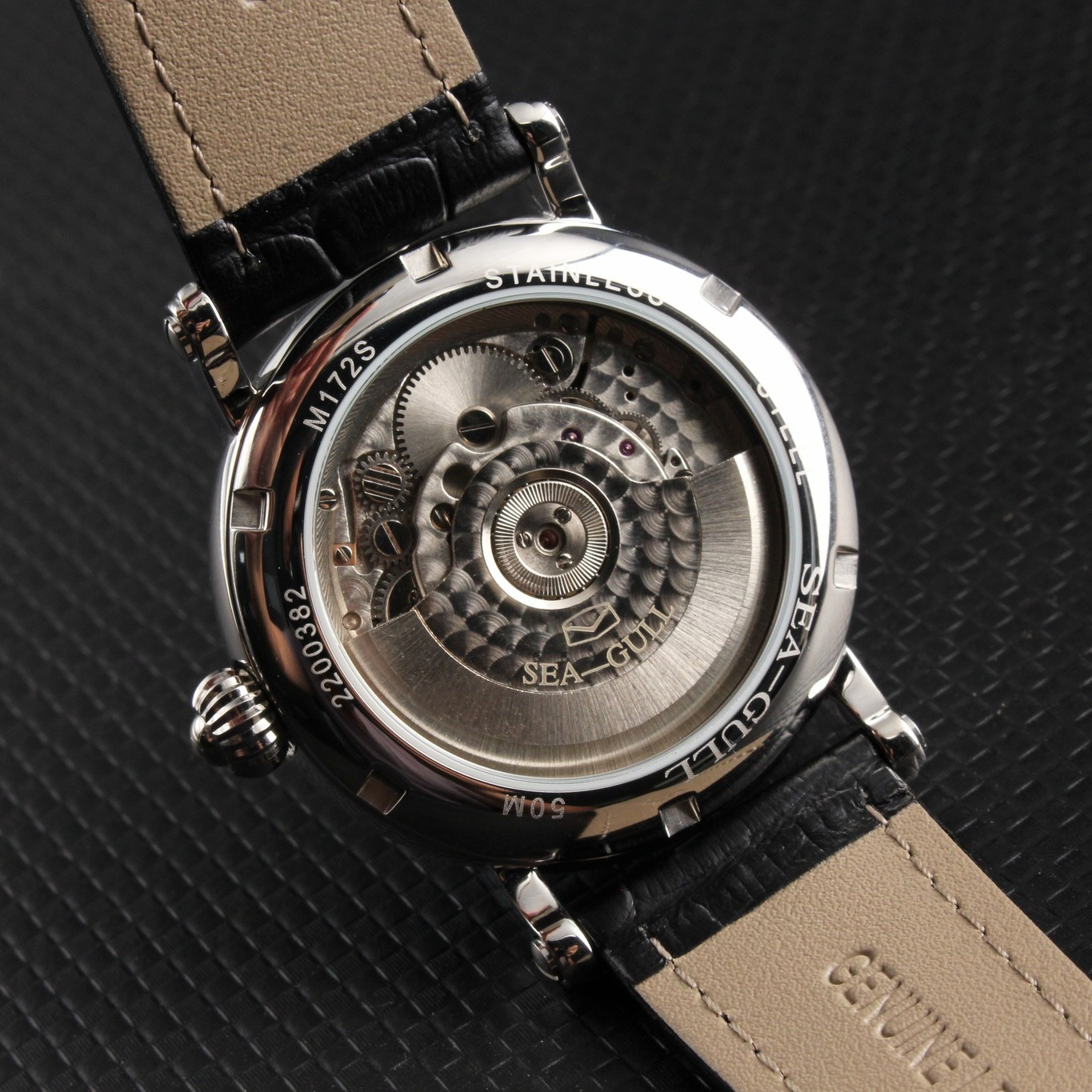 The Seagull M172S has been a long time favourite. Its clear crystal back shows off the movement inside, featuring a flywheel design.
https://www.seagullwatchcompany.com/
#SeagullWatch #M172S #CrystalBack #WatchLovers #wristwatches