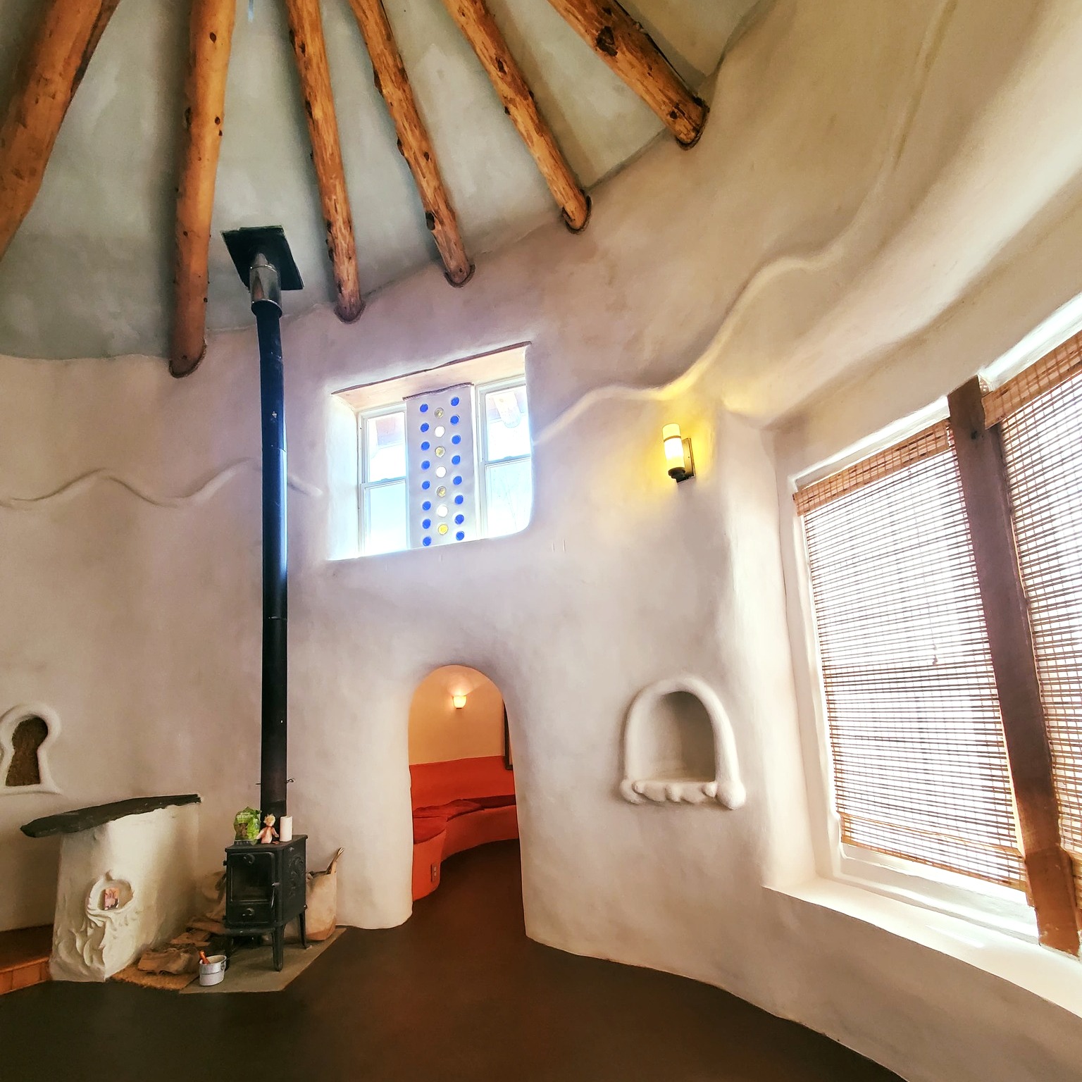 #strawbale homes offer exceptional #energyefficiency. When combined with direct #passivesolar strategies, you can reduce energy usage by 40%. If you do indirect passive solar (with a clay wall heated by the sun in winter), you can achieve achieve an 80% reduction...even in a semi-cloudy location. If you live somewhere that is sunny all winter, you can reduce the need for heating altogether!🤯
The #strawbales provide the exceptionally high insulation. The thick plasters provide lots of mass to the inside and outside. Any additional clay elements you put inside the home, such as clay walls or clay floors, add even more thermal mass. And since thermal mass materials act like a battery for heat energy, insulation + interior mass = a home that stays comfy regardless of what mayhem is going on outside. #formulaforsuccess
#boom #naturalarchitecture #designlikeyougiveadamn #designlikeagirl #buildlikeagirl #paradigmshift