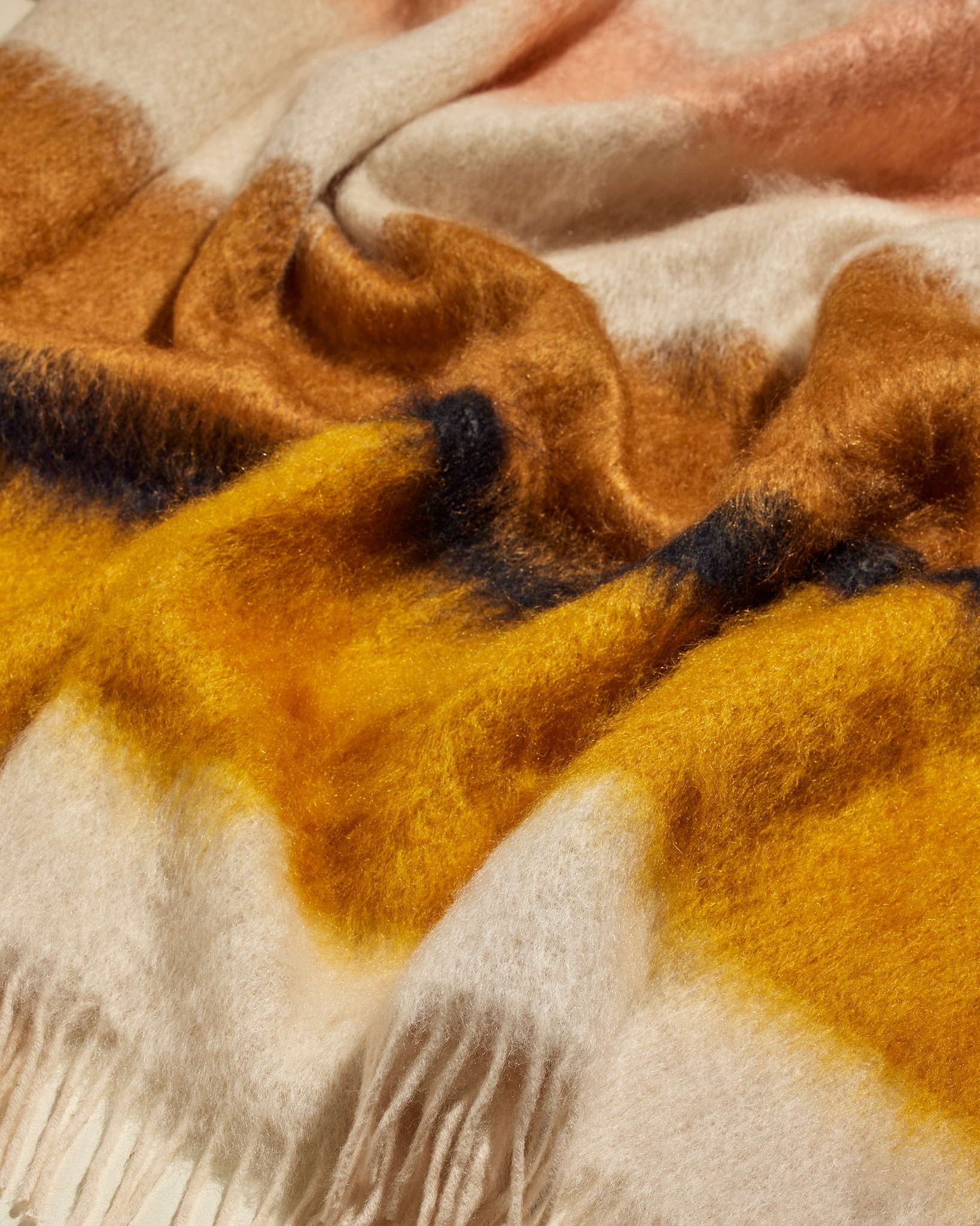 J'ai passé une belle journée d'hiver, à siroter un thé bien chaud, à feuilleter un livre avec mes nouvelles lunettes ou à regarder la neige tomber doucement derrière la fenêtre. Le froid dehors ne m'a pas dérangée, car j'étais bien trop occupée à profiter de ce moment de détente ensoleillé.
#Lyon #maisonsarahlavoine #brignais #lyon #mornant #createurlyonnais #mornantais #lyoncity #Brignais #createurlyon #montsdulyonnais #lifestyle #lifestyles #lifestyleblog #cocooning #CocooningTime #cocooningmood #ambiancemontagne #montagne #montagne #montagnes