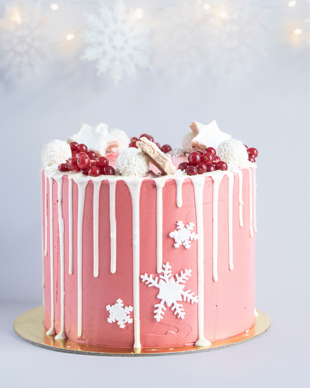 ✨🎄 Unsere Weihnachtstorten sind jetzt online vorbestellbar! 🎄✨
Ob klassisch, festlich oder mit einem Augenzwinkern – auch in diesem Jahr habe ich wieder besondere Weihnachtstorten für euch vorbereitet.
Ab sofort könnt ihr sie ganz entspannt vorbestellen und euch euer Weihnachts-Highlight sichern 🤍
🎂 Größen zur Auswahl:
• 20 cm 8-10 Portionen
• 24 cm 12-14 Portionen
• 28 cm 18-20 Portionen
🍰 5 Geschmacksrichtungen:
• Schoko-Kirsch
• Lebkuchen-Karamell
• Red Velvet-Himbeere
• Bratapfel-Marzipan
• würzige Mango-Vanille
💫 Preis: ab 55 €
🛒 Bestellung ganz bequem per Click & Collect über
👉 www.itistacake.de
Die Kapazitäten sind – wie immer – begrenzt, also wartet nicht zu lange mit eurer Vorbestellung 🎁
Ich freue mich, eure Weihnachtstafeln süß begleiten zu dürfen.
Eure Julia 🤍
#itsacake #weihnachtstorte #vorbestellung #weihnachten2025 #handgemacht #konditorei #clickandcollect #festlichbacken #adventszeit #itzehoe #heiligenstedten