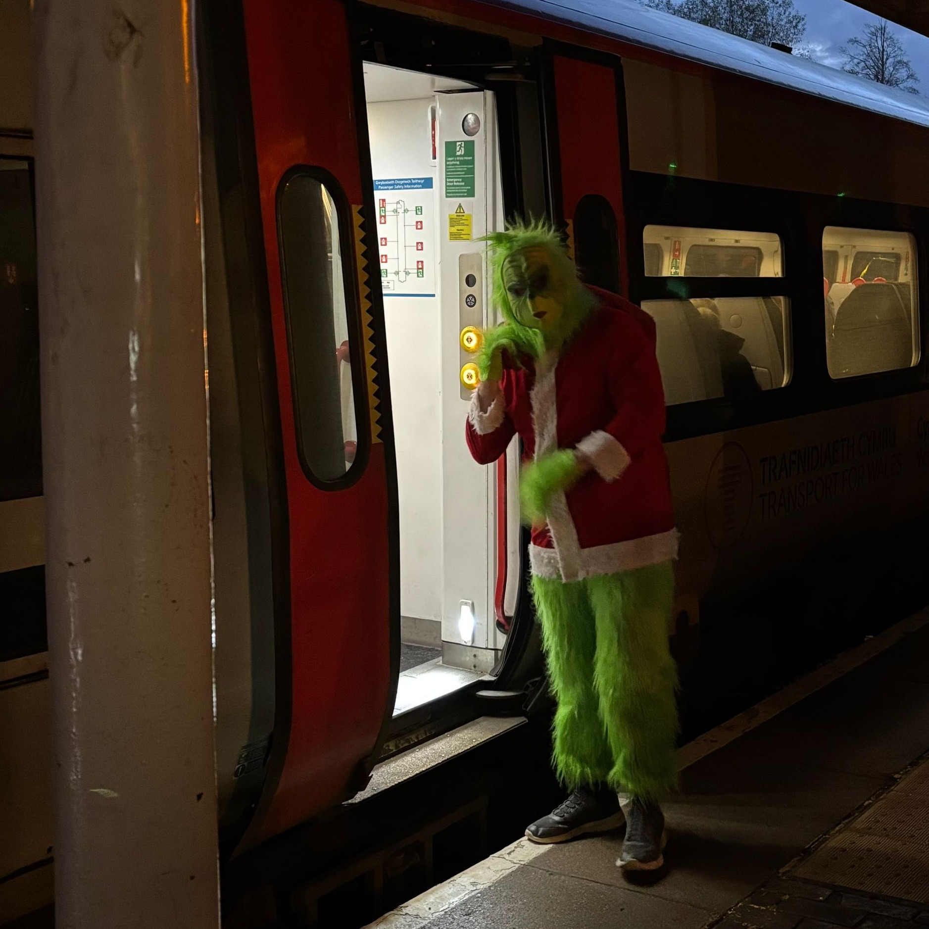 🚂💚🎄 Spotted at Platform 1 Café… THE GRINCH catching the train!
We’re not sure where he was heading, but we’re keeping an eye on our mince pies and decorations… just in case! 😆🎅💚
Keep your eyes peeled — you never know who you’ll bump into at Newtown Railway Station!
#GrinchOnTour #Platform1Cafe #FestiveFun #ChristmasLaughs #NewtownRailwayStation #WhoLetTheGrinchOut #SpotTheGrinch #NewtownMidWales #GrinchStoleChristmas