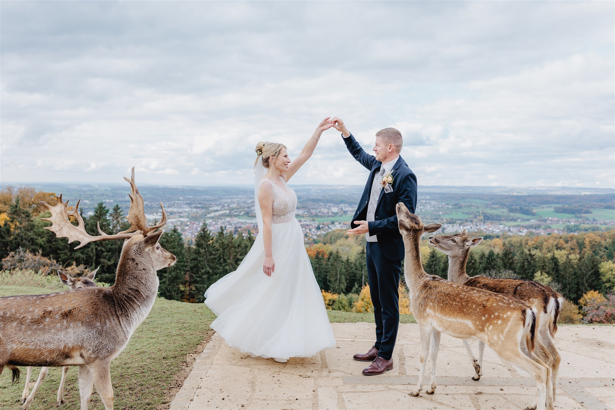 ✨ Ein Jahr voller echter Momente. ✨
Ein Jahr voller Begegnungen.
Nähe.
Lachen.
Und Geschichten, die bleiben.
Danke an all meine wundervollen Paare, die ich dieses Jahr wieder begleiten durfte. 🤍
Ich freu mich auf alles, was das neue Jahr für mich bereithält. ✨
▫
▫
▫
▫
▫
▫
#hochzeitsfotografschwaebischgmuend
#hochzeitsreportage
#echtemomente
#hochzeitsfotografie
#hochzeit2026
#hochzeit2027