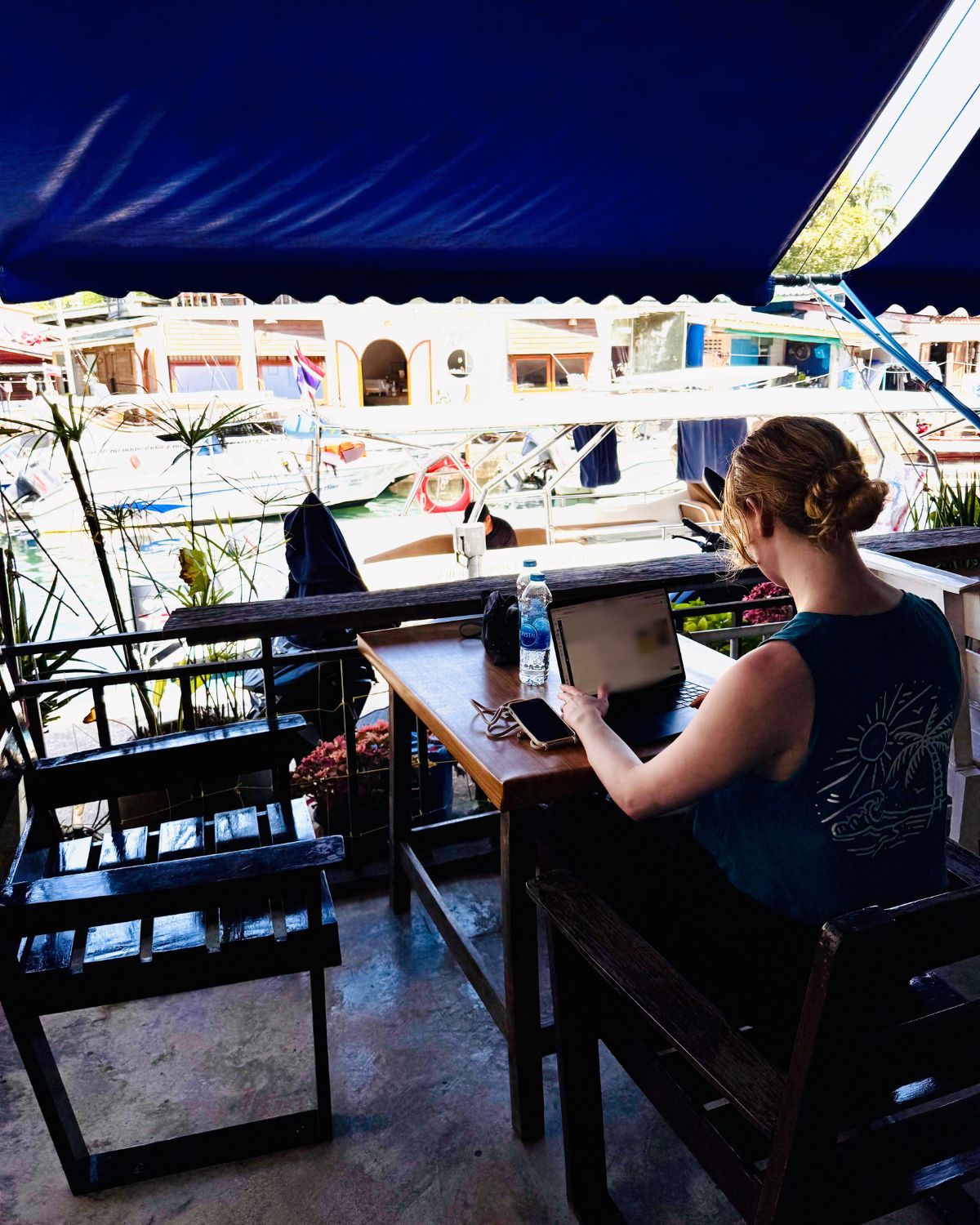 💬 «Seid ihr schon wieder in den Ferien?»
💬 «Das ist doch keine richtige Arbeit.»
💬 «Irgendwann müsst ihr auch wieder zurück in den Alltag.»
Solche Sätze hören wir oft, wenn wir erzählen, dass wir von unterwegs aus arbeiten.
👉 Nein, wir machen keine Ferien.
Wir haben uns bewusst für ein Leben entschieden, in dem Arbeit und Leben ineinandergreifen.
Wir lieben, was wir tun – und das Leben ausserhalb davon genauso. ☀️
Ob in Thailand 🇹🇭, Vietnam 🇻🇳, Spanien 🇪🇸, Frankreich 🇫🇷 oder Italien 🇮🇹 – unsere Arbeit bleibt dieselbe, nur die Umgebung wechselt. Und genau das ist das Schöne: Arbeiten funktioniert heute von überall.
Mit Raymondo (aka @Ray7000) haben wir in der Schweiz einen starken Partner, der unsere Videodrehs übernimmt. 🎥🇨🇭
💰 New Work in der Praxis
Wir sind aktuell in der Bangkok-Zeitzone – sechs Stunden vor der Schweiz.
Vormittags leben, nachmittags Kundentermine, abends Projekte abschliessen, während in der Schweiz der Tag gerade erst beginnt.
Diese Zeitverschiebung schafft Fokus, Struktur und Gelassenheit – etwas, das in klassischen Büros oft fehlt.
⚙️ So klappt’s auch praktisch:
✅ Internet überall – mit eSIMs wie Saily haben wir selbst auf Inseln stabiles 5G.
✅ Datensicherheit – mit VPNs wie NordVPN bleiben alle Verbindungen geschützt.
✅ Visa – Thailand und Vietnam machen es digitalen Nomaden heute richtig einfach.
🌱 Was wir gelernt haben:
• Du brauchst keinen fixen Ort, um gute Arbeit zu leisten.
• Inspiration entsteht, wenn man Neuem begegnet.
• Produktivität hat nichts mit Präsenzpflicht zu tun.
Wir sind dankbar, dass wir mit Heyweb GmbH und flowork.ch so arbeiten können:
💜 frei, ortsunabhängig und trotzdem ganz nah bei unseren Kund:innen.