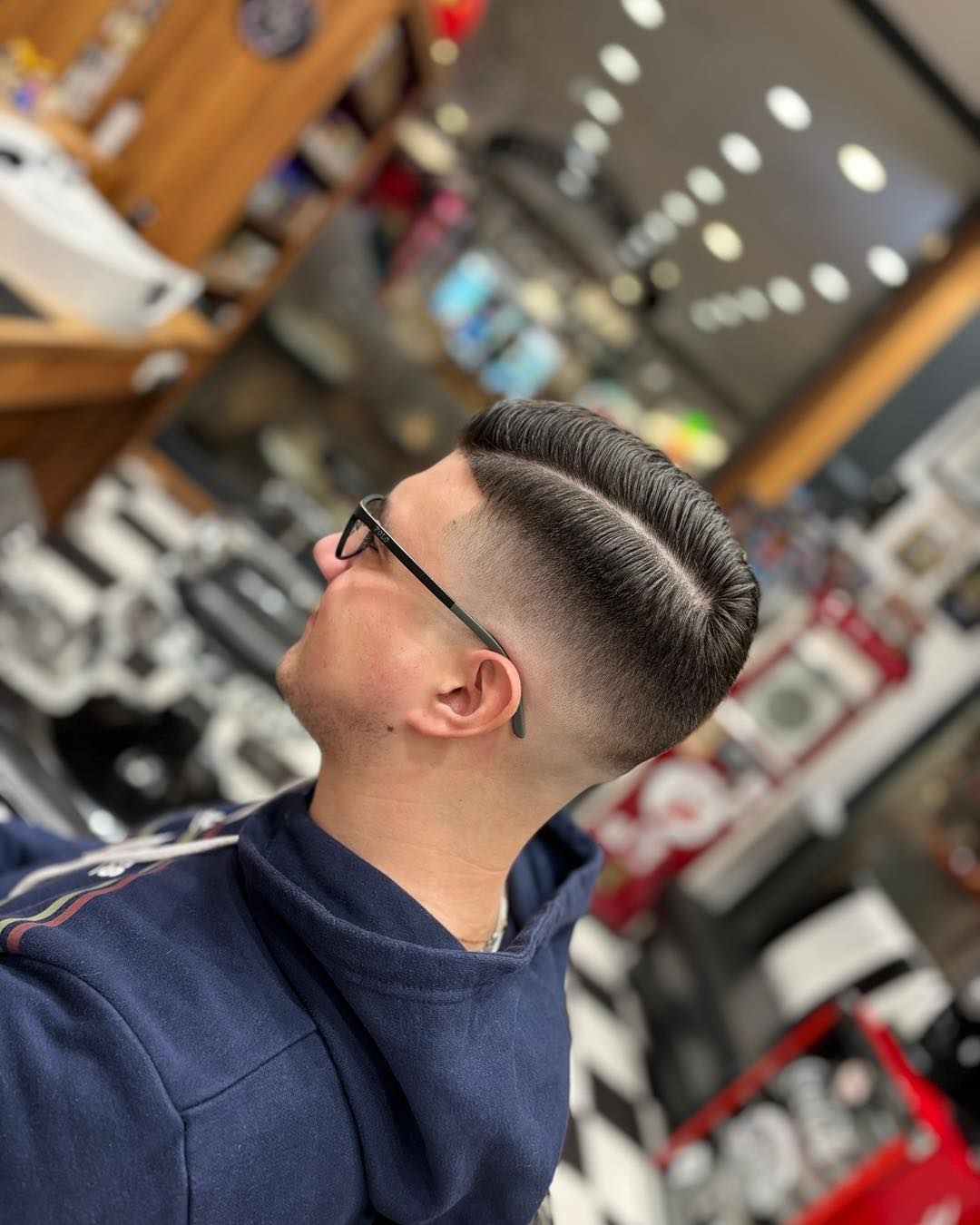 🇫🇷⬇️
Ein weiterer Look aus den Händen von Diogo im Oldschoolbarbers Wemperhardt. ✂️🔥
Saubere Linien, modernes Finish und maximaler Stil – genau so muss ein perfekter Cut aussehen. 💈✨
Un autre look signé Diogo de chez Oldschoolbarbers Wemperhardt. ✂️🔥
Des lignes nettes, une finition moderne et un style au maximum – voilà à quoi ressemble une coupe parfaite. 💈✨
