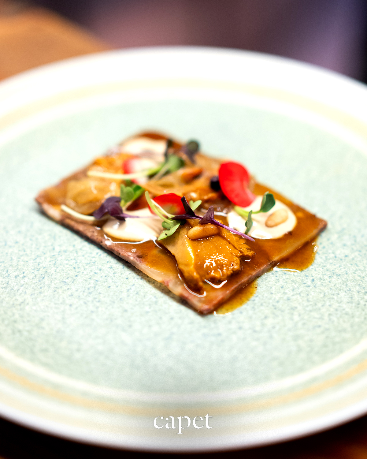 Terrina de carrillera y pies de ternera con su vinagreta cortada, emulsión de piñones y setas de temporada.
Terrina melosa y sabrosa, acompañada de una vinagreta que aporta frescor, una suave emulsión de piñones y setas de temporada. Un plato directo, hecho con respeto al producto.
🔗 Reserva fácilmente desde el enlace en nuestra bio
📍 Carrer del Cometa, 5, Ciutat Vella, 08002 Barcelona
📞 937 20 44 21
#capetrestaurante #barcelonarestaurants #cocinahonesta #temporadaencapet #restaurantesbarcelona #guíamichelin #cocinadeautor #cocinatecnica #productolocal #barriogotic