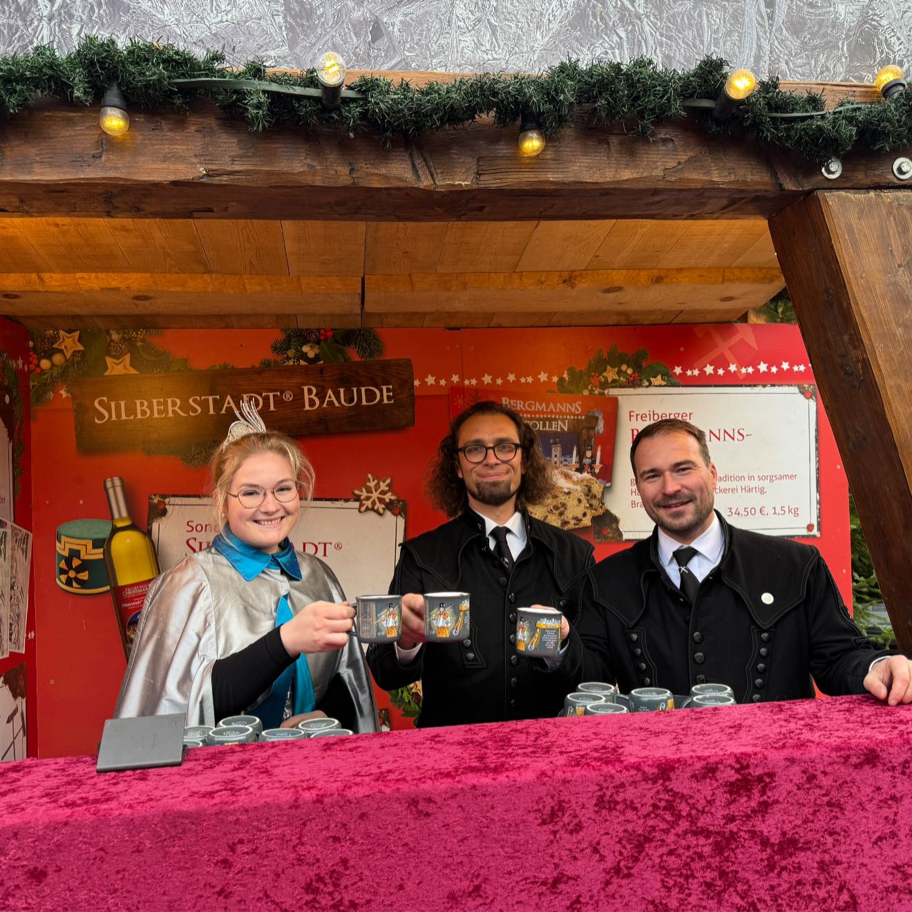 Am morgigen dritten Advent hat unsere Silberstadt Freiberg wieder einiges zu bieten: Zusätzlich zum Freiberger Christmarkt bis 22. Dez. mit einem vielfältigen Programm lädt unsere weihnachtlich geschmückte Innenstadt ab 12 Uhr zum vorweihnachtlichen Geschenke-Einkauf mit dem Fest des Bergmanns ein. 🛍️
🍷🔥Für jeden Einkaufsumsatz ab 20 € gibt es einen kostenfreien Glühwein oder Punsch in der Zeit von 15 bis 17 Uhr an der Silberstadtbaude auf dem Christmarkt. 🎁
🕚 11 Uhr 👉 Erzgebirgsensemble Aue - Aus Tradition modern präsentiert:
„Berggeist Knuffel erkundet das geheimnisvolle Weihnachtsland“
🏛️ Ebenfalls ab 11 Uhr im Stadt- und Bergbaumuseum: Gestaltet euer eigenes Tic-Tac-Toe to go – ein liebevoll gestaltetes Unikat für unterwegs oder als originelles Weihnachtsgeschenk.
🎶 13:45 Uhr - Bergmännische Musik mit den Freiberger Bergsängern
⚒️🎶 14 Uhr - Kleiner Bergaufzug der Hfbhk_freiberg mit Staffelstabübergabe zur Bekanntgabe des bergmännischen Gewerks 2026
🎼 🎶 Ab 16 Uhr findet dann das Adventskonzert unseres Bergmusikkorps Saxonia Freiberg in der Nikolaikirche statt – wenige Karten sind noch an der Abendkasse erhältlich.
Allen einen schönen 3. Advent 🕯️🕯️🕯️🎄